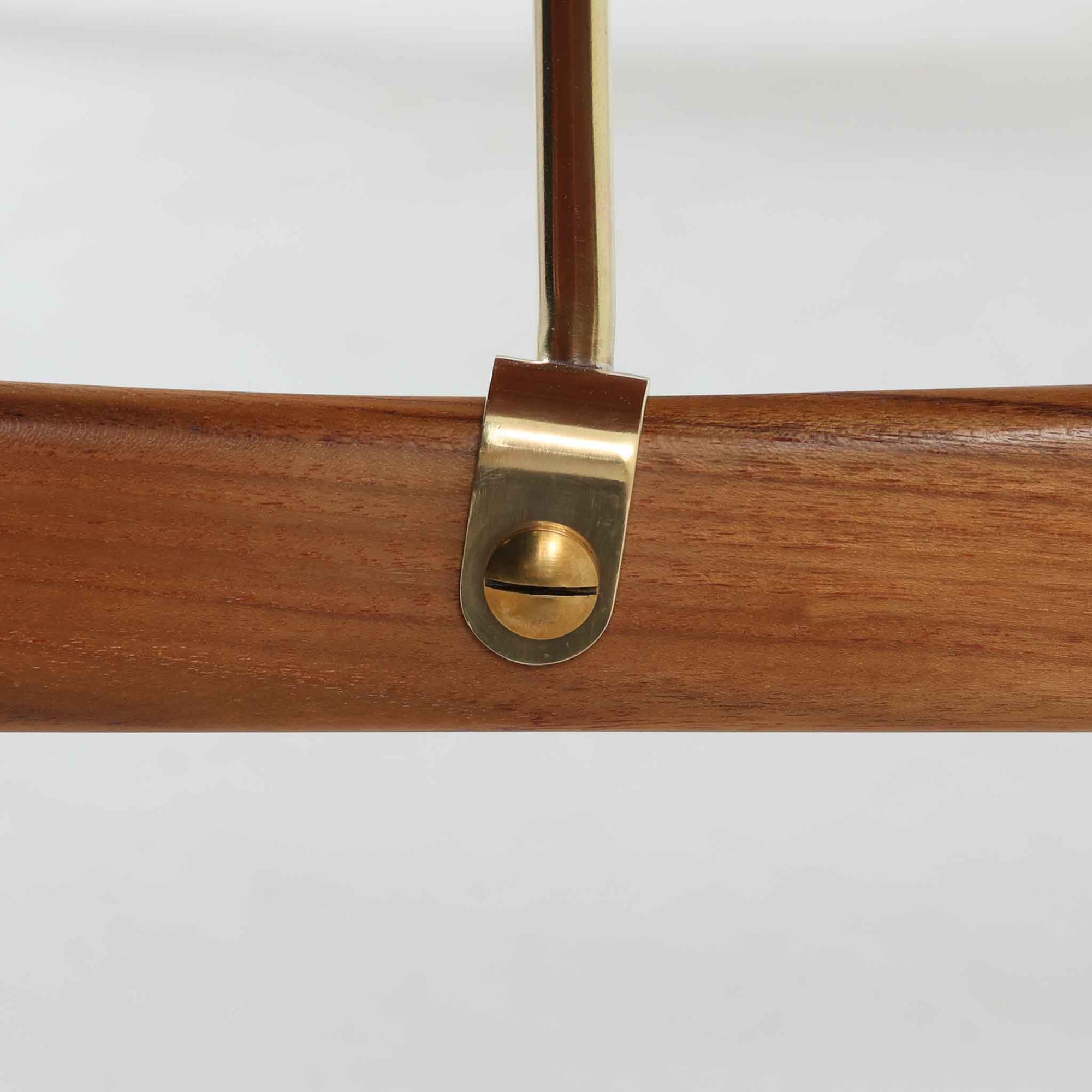 Borge Mogensenがデザインし、Soborg Mobler社より製造されたダイニングテーブル「BM1160」ハンティングテーブルです。現行品はカール・ハンセン社からも展開されていますが、こちらはSoborg社製造によるビンテージ品で、現在では入手が難しいチーク材仕様となっています。幅180cmと現行品よりややコンパクトなサイズ感で、日本の住空間にも取り入れやすい設計です。豊かな木目を持つチーク材の天板に、脚部を支える真鍮製クロスバーを組み合わせることで、堅牢さと美しさを兼ね備えています。角には滑らかな曲線が施され、温かみのある印象を添えつつ、家族や来客を迎える食卓として十分な広さを誇ります。真鍮パーツは構造的強度を高めると同時にビンテージらしい上質なアクセントとなり、シンプルでありながら存在感ある佇まいを演出。北欧家具ならではの実用性とデザイン性が息づき、年月を重ねることでさらに素材の風合いが深まり、空間を豊かに彩ります。