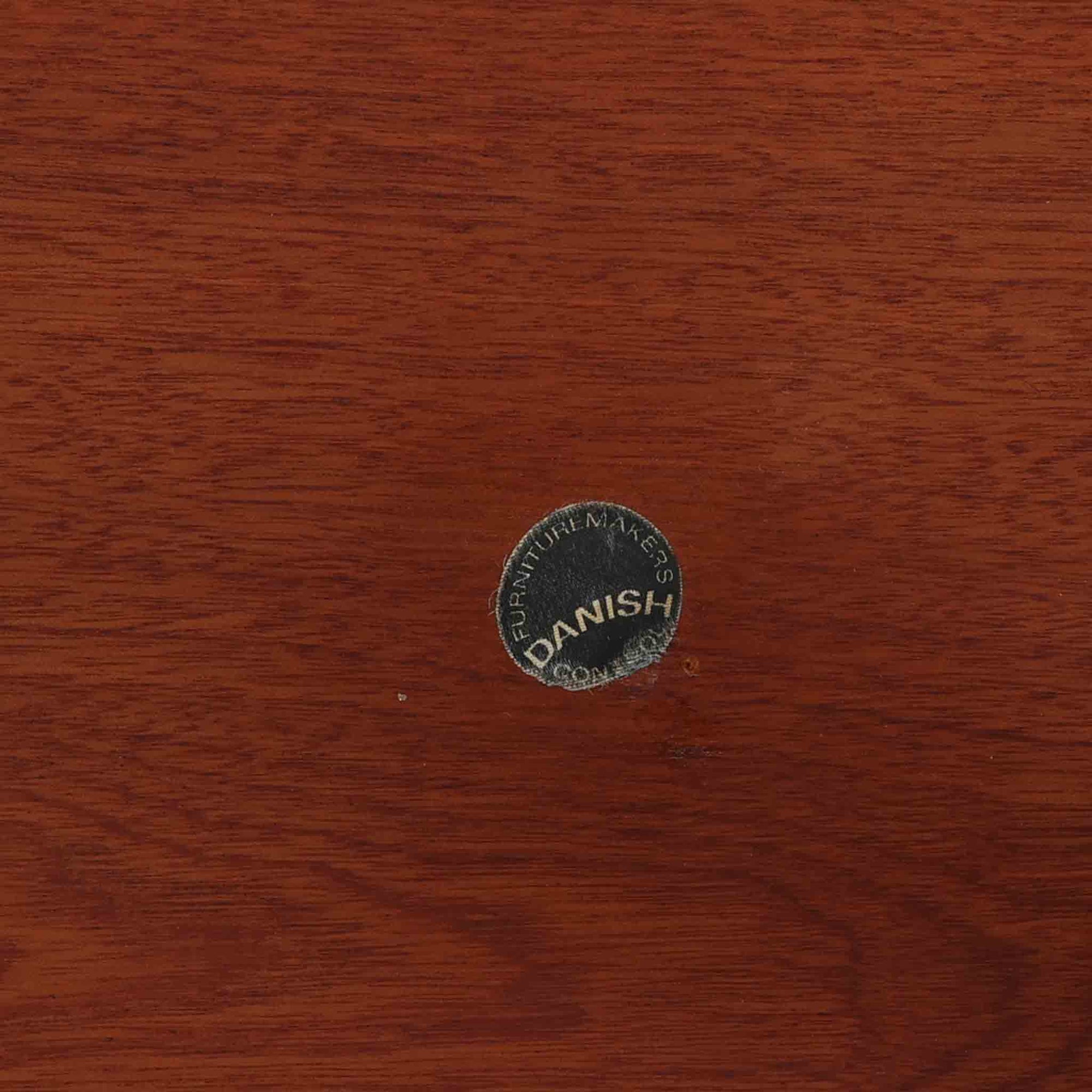 Borge Mogensenがデザインし、Soborg Mobler社より製造されたダイニングテーブル「BM1160」ハンティングテーブルです。現行品はカール・ハンセン社からも展開されていますが、こちらはSoborg社製造によるビンテージ品で、現在では入手が難しいチーク材仕様となっています。幅180cmと現行品よりややコンパクトなサイズ感で、日本の住空間にも取り入れやすい設計です。豊かな木目を持つチーク材の天板に、脚部を支える真鍮製クロスバーを組み合わせることで、堅牢さと美しさを兼ね備えています。角には滑らかな曲線が施され、温かみのある印象を添えつつ、家族や来客を迎える食卓として十分な広さを誇ります。真鍮パーツは構造的強度を高めると同時にビンテージらしい上質なアクセントとなり、シンプルでありながら存在感ある佇まいを演出。北欧家具ならではの実用性とデザイン性が息づき、年月を重ねることでさらに素材の風合いが深まり、空間を豊かに彩ります。