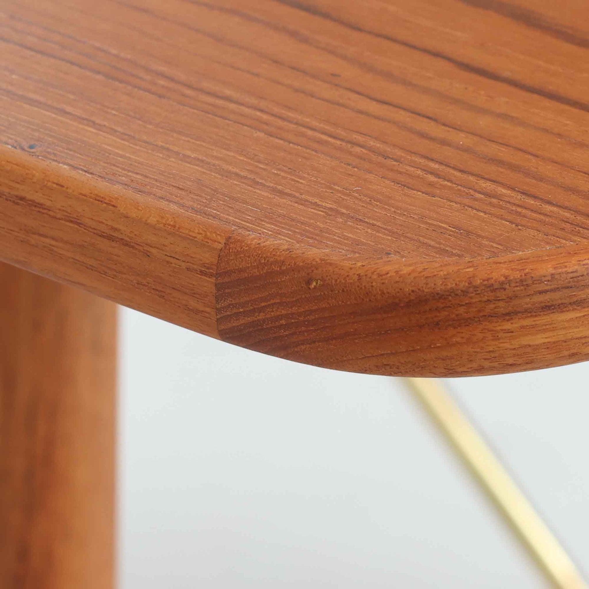 Borge Mogensenがデザインし、Soborg Mobler社より製造されたダイニングテーブル「BM1160」ハンティングテーブルです。現行品はカール・ハンセン社からも展開されていますが、こちらはSoborg社製造によるビンテージ品で、現在では入手が難しいチーク材仕様となっています。幅180cmと現行品よりややコンパクトなサイズ感で、日本の住空間にも取り入れやすい設計です。豊かな木目を持つチーク材の天板に、脚部を支える真鍮製クロスバーを組み合わせることで、堅牢さと美しさを兼ね備えています。角には滑らかな曲線が施され、温かみのある印象を添えつつ、家族や来客を迎える食卓として十分な広さを誇ります。真鍮パーツは構造的強度を高めると同時にビンテージらしい上質なアクセントとなり、シンプルでありながら存在感ある佇まいを演出。北欧家具ならではの実用性とデザイン性が息づき、年月を重ねることでさらに素材の風合いが深まり、空間を豊かに彩ります。