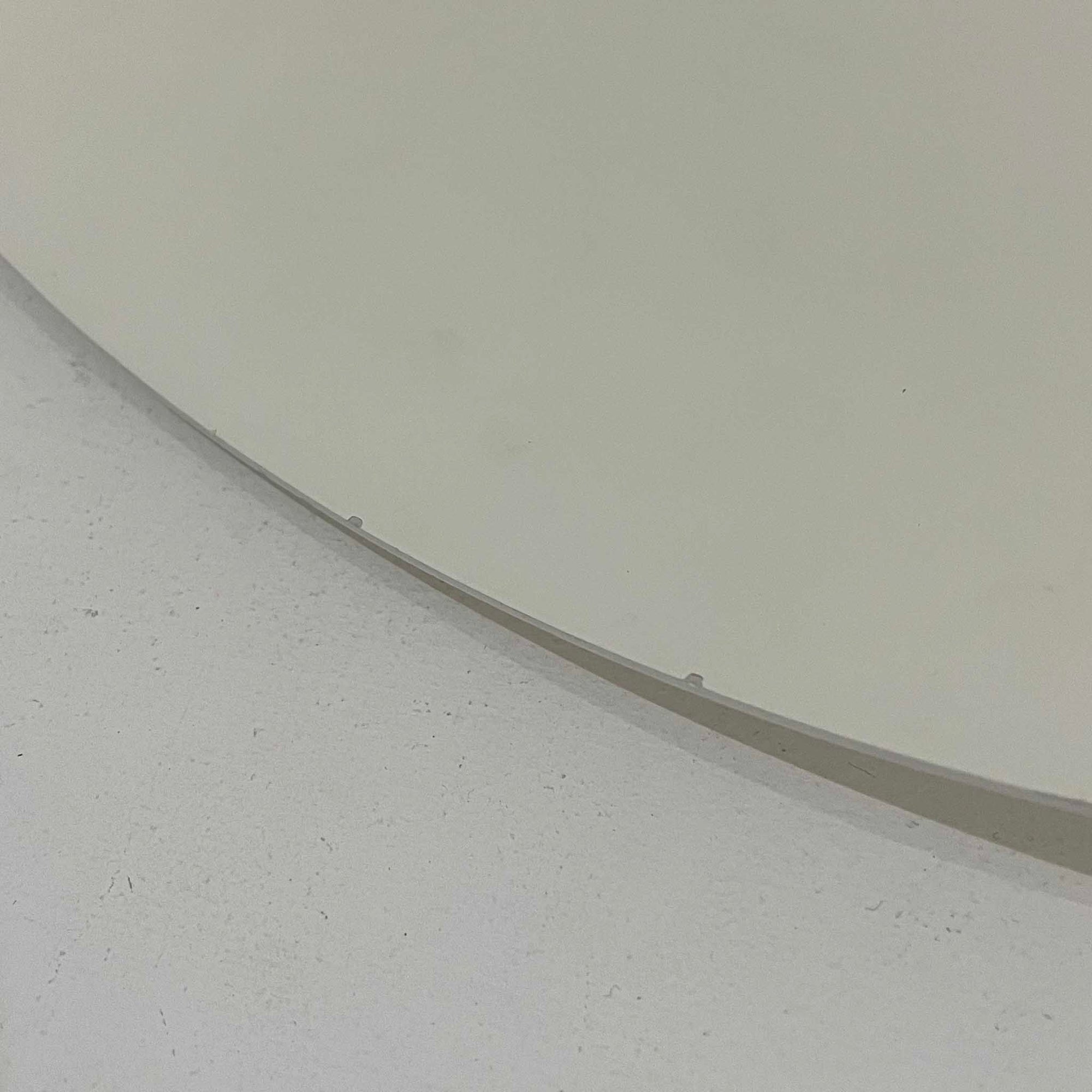 Pandul（パンドゥル）社が正規製造している、ハンス・J・ウェグナー（Hans J. Wegner）デザインのペンダントライト「JH604」です。1960年代にLouis Poulsen（ルイスポールセン）社で製造されていたモデルで、ウェグナーが自邸のためにデザインしたことでも知られています。直径50cmの存在感あるフォルムと、アルミ製シェードとステンレス製アームによる軽やかで堅牢な構造は、北欧デザインらしい機能美を体現。点灯時には下方向だけでなくシェード上部の隙間からも光が柔らかく漏れ、空間に奥行きを与えます。Pandulは1982年にデンマークで設立され、Louis Poulsenから受け継いだ名作を当時のデザインと品質を尊重して製造しているブランドです。なお、本品はプラスチック製コードリールが欠品しておりますが、全体として良好なコンディションを保っています。ヴィンテージデザインの魅力と現行製造ならではの安心感を兼ね備えた、北欧デザインを象徴する一灯です。