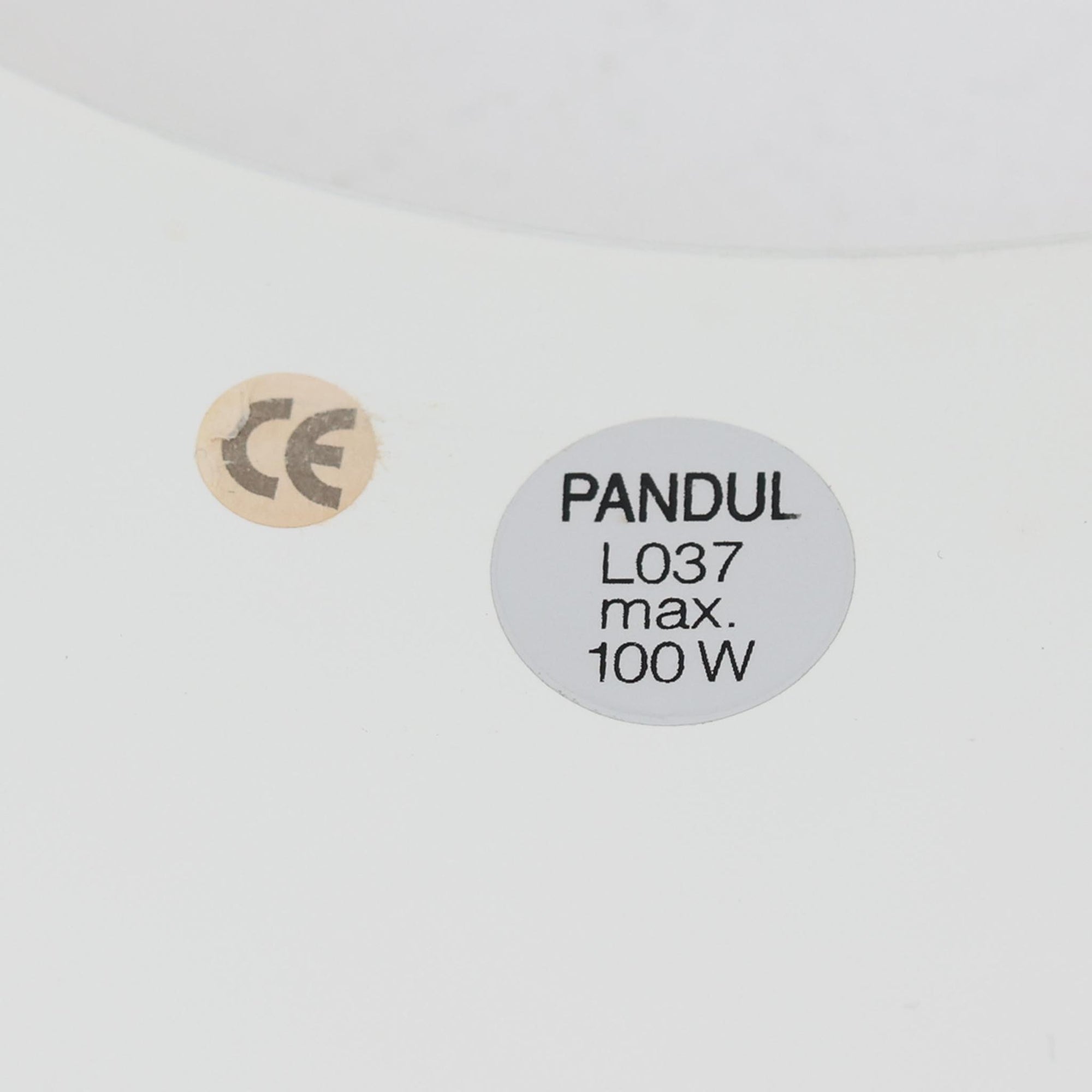 Pandul（パンドゥル）社が正規製造している、ハンス・J・ウェグナー（Hans J. Wegner）デザインのペンダントライト「JH604」です。1960年代にLouis Poulsen（ルイスポールセン）社で製造されていたモデルで、ウェグナーが自邸のためにデザインしたことでも知られています。直径50cmの存在感あるフォルムと、アルミ製シェードとステンレス製アームによる軽やかで堅牢な構造は、北欧デザインらしい機能美を体現。点灯時には下方向だけでなくシェード上部の隙間からも光が柔らかく漏れ、空間に奥行きを与えます。Pandulは1982年にデンマークで設立され、Louis Poulsenから受け継いだ名作を当時のデザインと品質を尊重して製造しているブランドです。なお、本品はプラスチック製コードリールが欠品しておりますが、全体として良好なコンディションを保っています。ヴィンテージデザインの魅力と現行製造ならではの安心感を兼ね備えた、北欧デザインを象徴する一灯です。