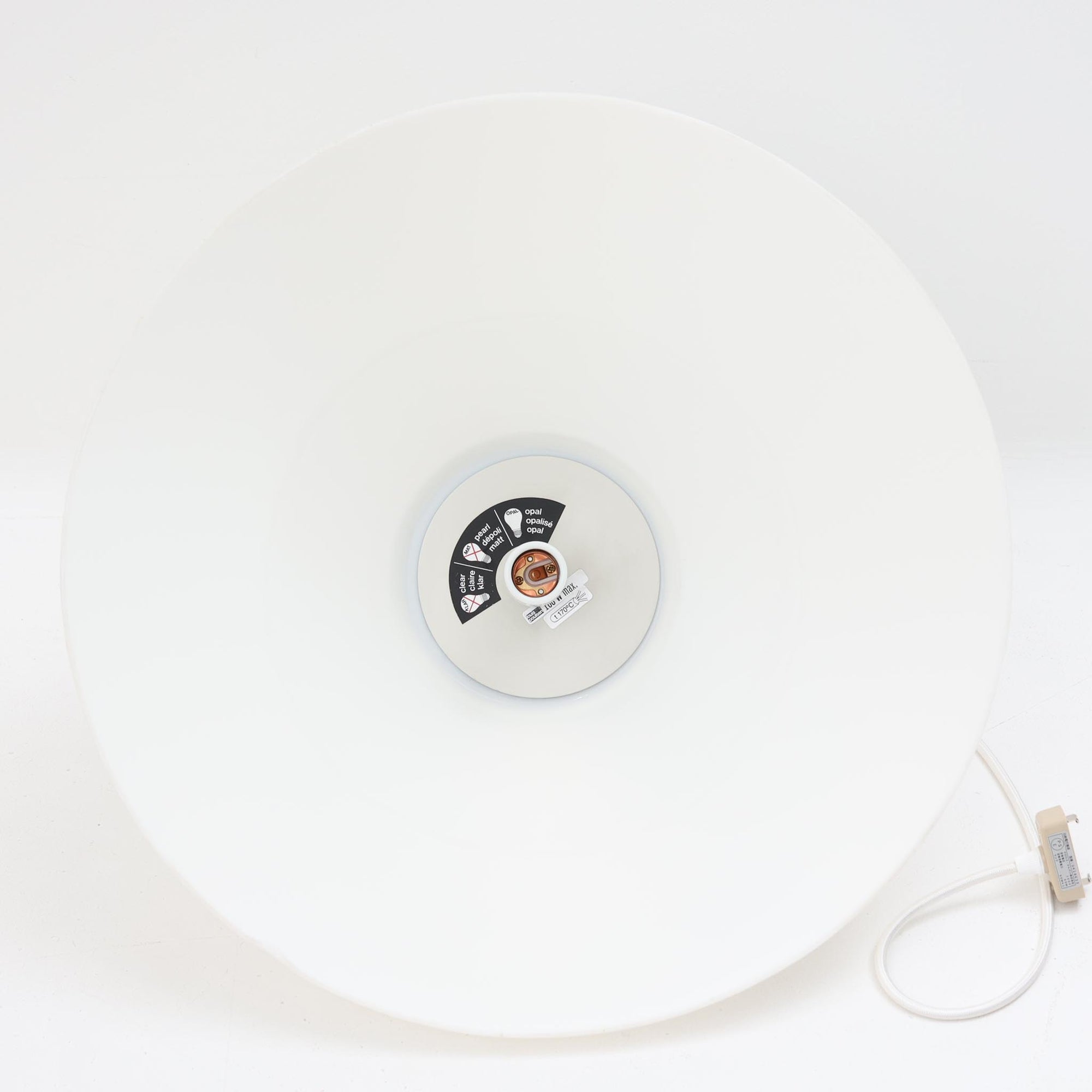 Hans J. WegnerによるデザインでLouis Poulsen社から発表されたペンダントライト「Opala」直径52cmです。アクリル製シェードの軽やかな円錐形フォルムは空間にモダンで柔らかな印象を与え、点灯時には全体が美しく発光しつつ下方向と周囲に心地よい明かりを広げます。ホテルや公共施設でも採用された名作で、北欧デザインらしいシンプルかつ機能的な美しさを備えています。現行品はPandul社より販売されていますが、本品は1970年代にLouis Poulsen社から発表され、1980年代に販売を終えた希少なオリジナルモデルであり、ビンテージならではの存在感を放つ一品です。ダメージが大きいため価格に反映しています。