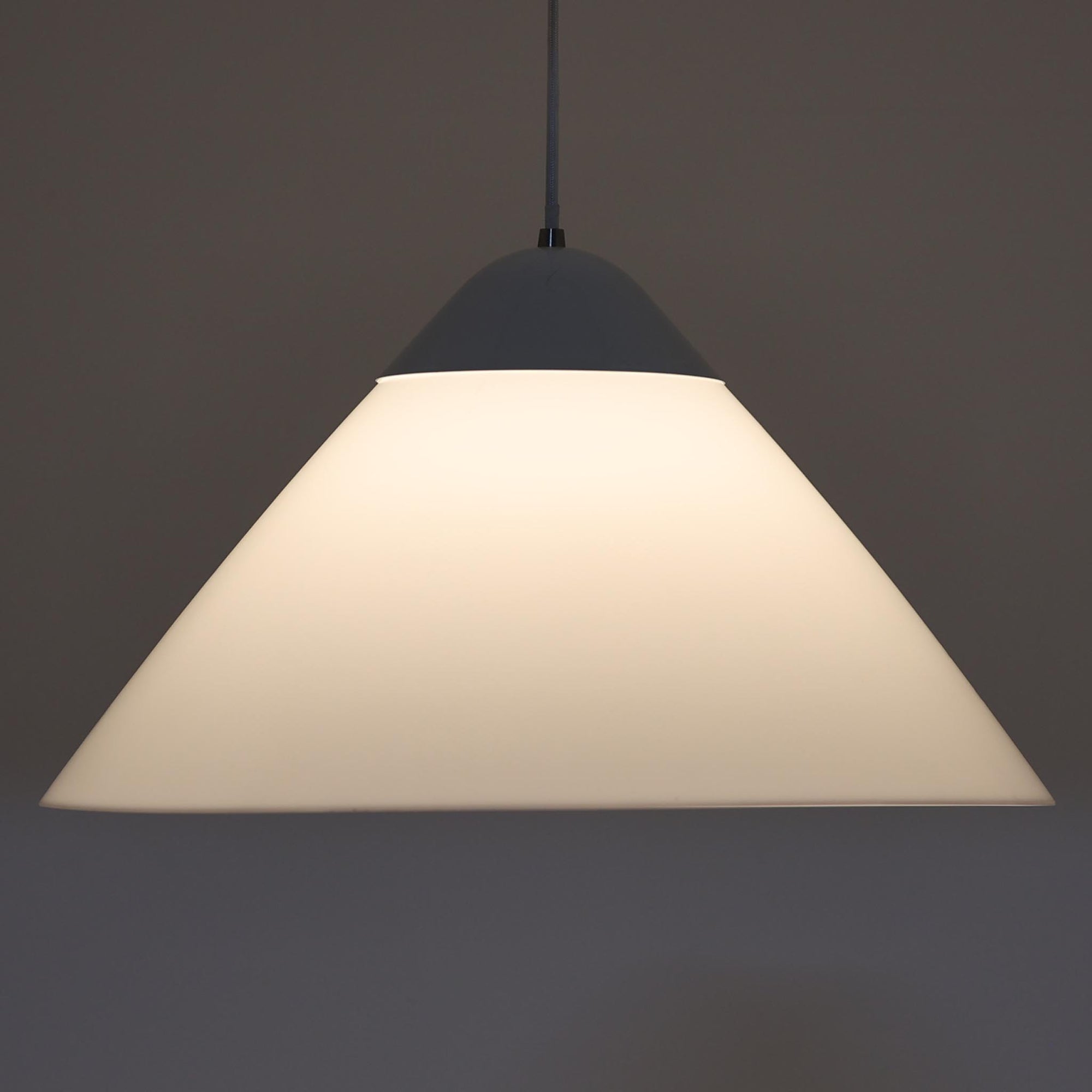 Hans J. WegnerによるデザインでLouis Poulsen社から発表されたペンダントライト「Opala」直径52cmです。アクリル製シェードの軽やかな円錐形フォルムは空間にモダンで柔らかな印象を与え、点灯時には全体が美しく発光しつつ下方向と周囲に心地よい明かりを広げます。ホテルや公共施設でも採用された名作で、北欧デザインらしいシンプルかつ機能的な美しさを備えています。現行品はPandul社より販売されていますが、本品は1970年代にLouis Poulsen社から発表され、1980年代に販売を終えた希少なオリジナルモデルであり、ビンテージならではの存在感を放つ一品です。ダメージが大きいため価格に反映しています。