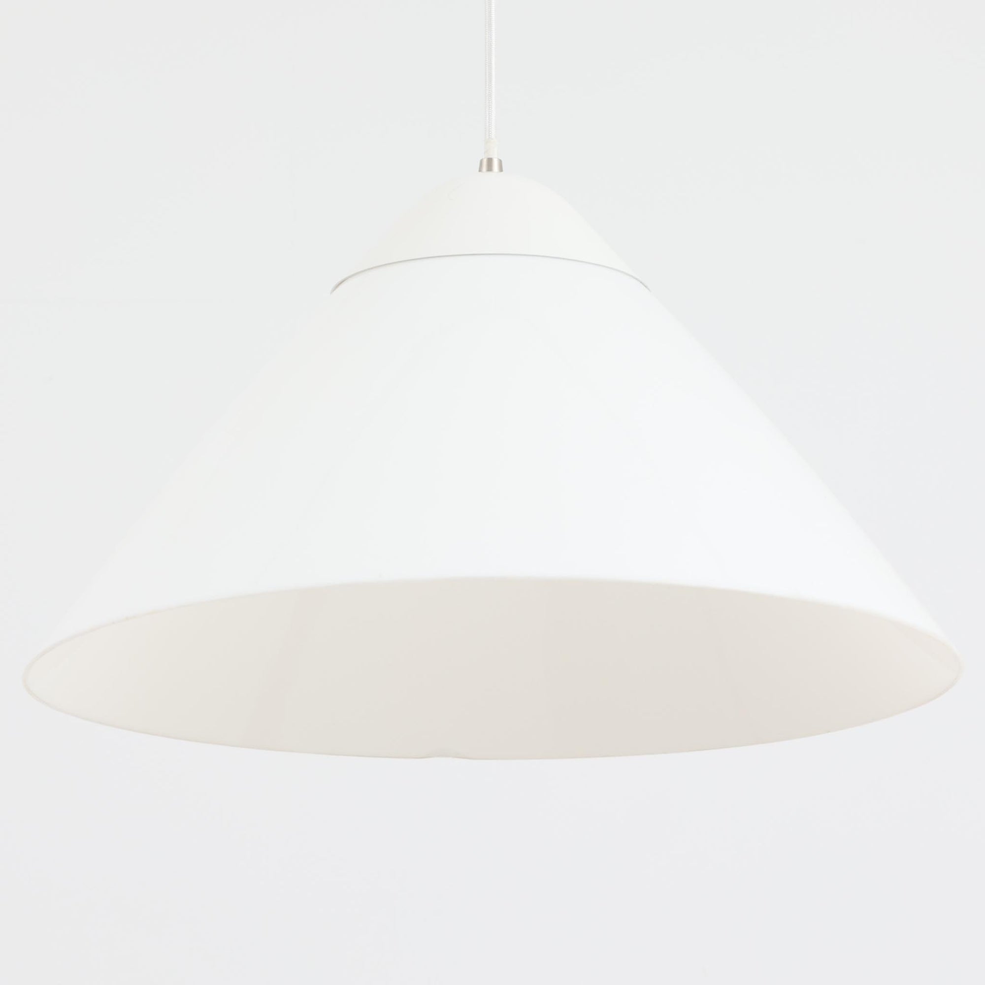 Hans J. WegnerによるデザインでLouis Poulsen社から発表されたペンダントライト「Opala」直径52cmです。アクリル製シェードの軽やかな円錐形フォルムは空間にモダンで柔らかな印象を与え、点灯時には全体が美しく発光しつつ下方向と周囲に心地よい明かりを広げます。ホテルや公共施設でも採用された名作で、北欧デザインらしいシンプルかつ機能的な美しさを備えています。現行品はPandul社より販売されていますが、本品は1970年代にLouis Poulsen社から発表され、1980年代に販売を終えた希少なオリジナルモデルであり、ビンテージならではの存在感を放つ一品です。ダメージが大きいため価格に反映しています。