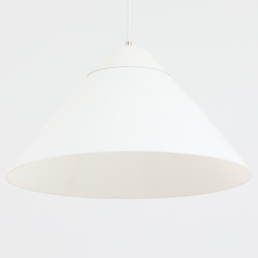 Hans J. WegnerによるデザインでLouis Poulsen社から発表されたペンダントライト「Opala」直径52cmです。アクリル製シェードの軽やかな円錐形フォルムは空間にモダンで柔らかな印象を与え、点灯時には全体が美しく発光しつつ下方向と周囲に心地よい明かりを広げます。ホテルや公共施設でも採用された名作で、北欧デザインらしいシンプルかつ機能的な美しさを備えています。現行品はPandul社より販売されていますが、本品は1970年代にLouis Poulsen社から発表され、1980年代に販売を終えた希少なオリジナルモデルであり、ビンテージならではの存在感を放つ一品です。ダメージが大きいため価格に反映しています。