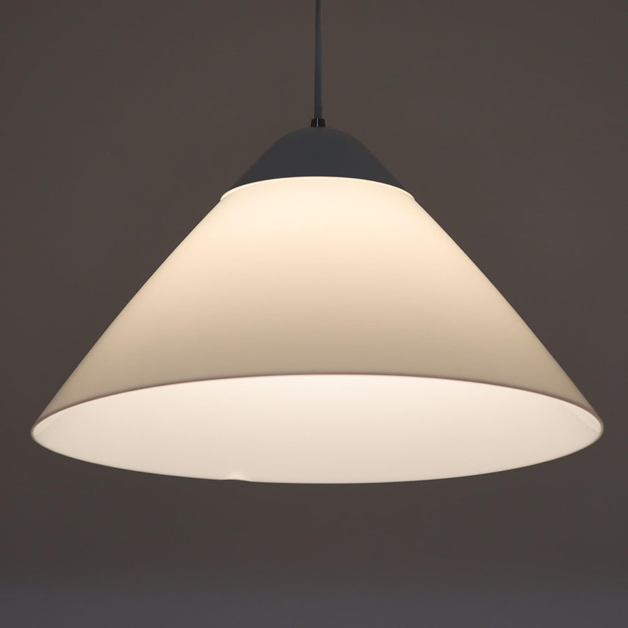 Hans J. WegnerによるデザインでLouis Poulsen社から発表されたペンダントライト「Opala」直径52cmです。アクリル製シェードの軽やかな円錐形フォルムは空間にモダンで柔らかな印象を与え、点灯時には全体が美しく発光しつつ下方向と周囲に心地よい明かりを広げます。ホテルや公共施設でも採用された名作で、北欧デザインらしいシンプルかつ機能的な美しさを備えています。現行品はPandul社より販売されていますが、本品は1970年代にLouis Poulsen社から発表され、1980年代に販売を終えた希少なオリジナルモデルであり、ビンテージならではの存在感を放つ一品です。ダメージが大きいため価格に反映しています。