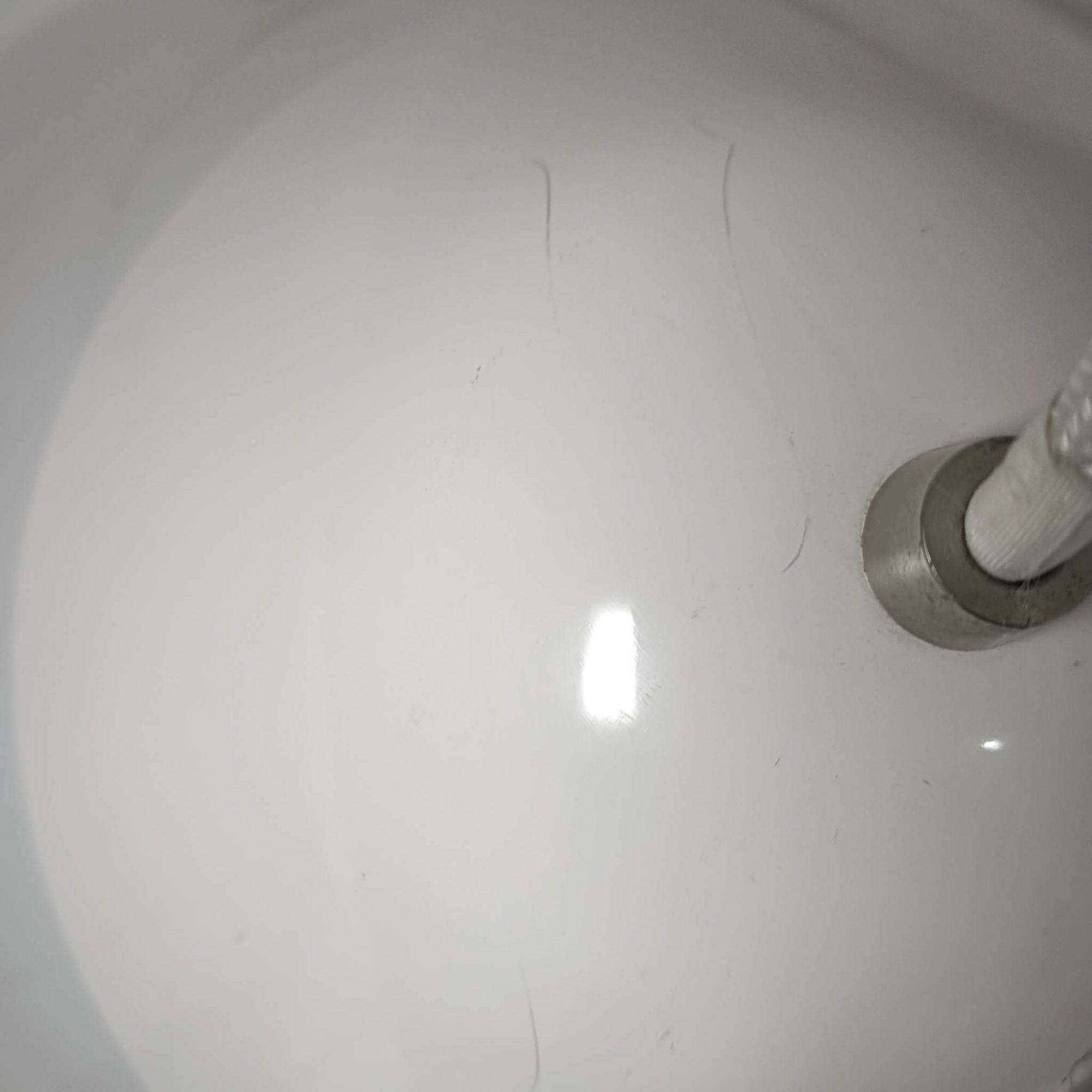 Hans J. WegnerによるデザインでLouis Poulsen社から発表されたペンダントライト「Opala」直径52cmです。アクリル製シェードの軽やかな円錐形フォルムは空間にモダンで柔らかな印象を与え、点灯時には全体が美しく発光しつつ下方向と周囲に心地よい明かりを広げます。ホテルや公共施設でも採用された名作で、北欧デザインらしいシンプルかつ機能的な美しさを備えています。現行品はPandul社より販売されていますが、本品は1970年代にLouis Poulsen社から発表され、1980年代に販売を終えた希少なオリジナルモデルであり、ビンテージならではの存在感を放つ一品です。ダメージが大きいため価格に反映しています。