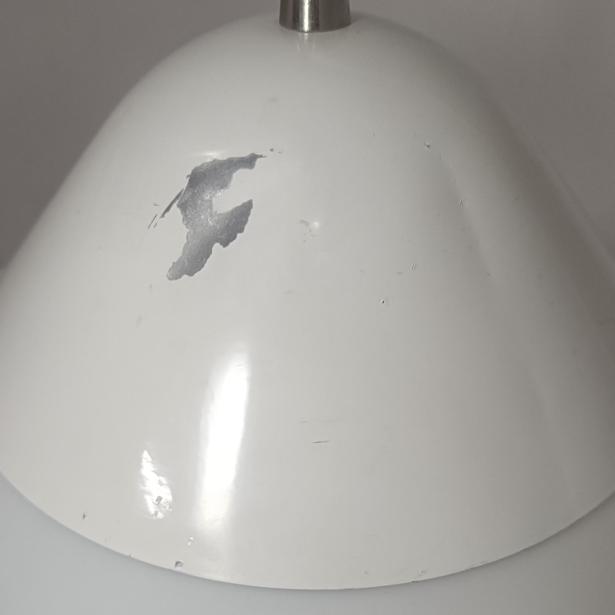 Hans J. WegnerによるデザインでLouis Poulsen社から発表されたペンダントライト「Opala」直径52cmです。アクリル製シェードの軽やかな円錐形フォルムは空間にモダンで柔らかな印象を与え、点灯時には全体が美しく発光しつつ下方向と周囲に心地よい明かりを広げます。ホテルや公共施設でも採用された名作で、北欧デザインらしいシンプルかつ機能的な美しさを備えています。現行品はPandul社より販売されていますが、本品は1970年代にLouis Poulsen社から発表され、1980年代に販売を終えた希少なオリジナルモデルであり、ビンテージならではの存在感を放つ一品です。ダメージが大きいため価格に反映しています。