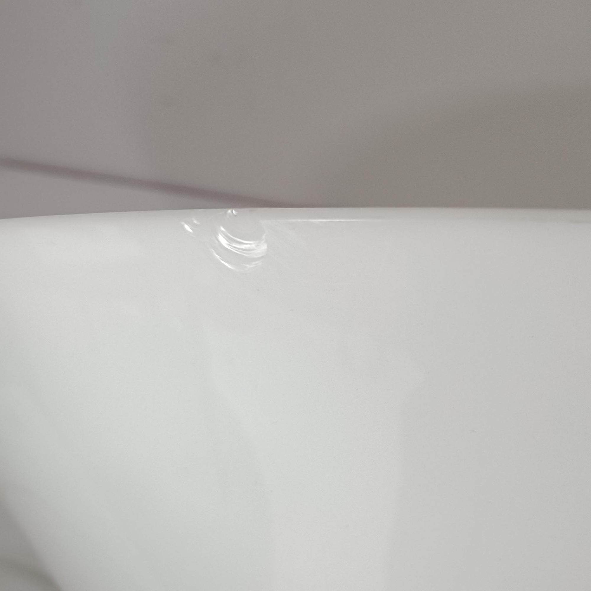 Hans J. WegnerによるデザインでLouis Poulsen社から発表されたペンダントライト「Opala」直径52cmです。アクリル製シェードの軽やかな円錐形フォルムは空間にモダンで柔らかな印象を与え、点灯時には全体が美しく発光しつつ下方向と周囲に心地よい明かりを広げます。ホテルや公共施設でも採用された名作で、北欧デザインらしいシンプルかつ機能的な美しさを備えています。現行品はPandul社より販売されていますが、本品は1970年代にLouis Poulsen社から発表され、1980年代に販売を終えた希少なオリジナルモデルであり、ビンテージならではの存在感を放つ一品です。ダメージが大きいため価格に反映しています。