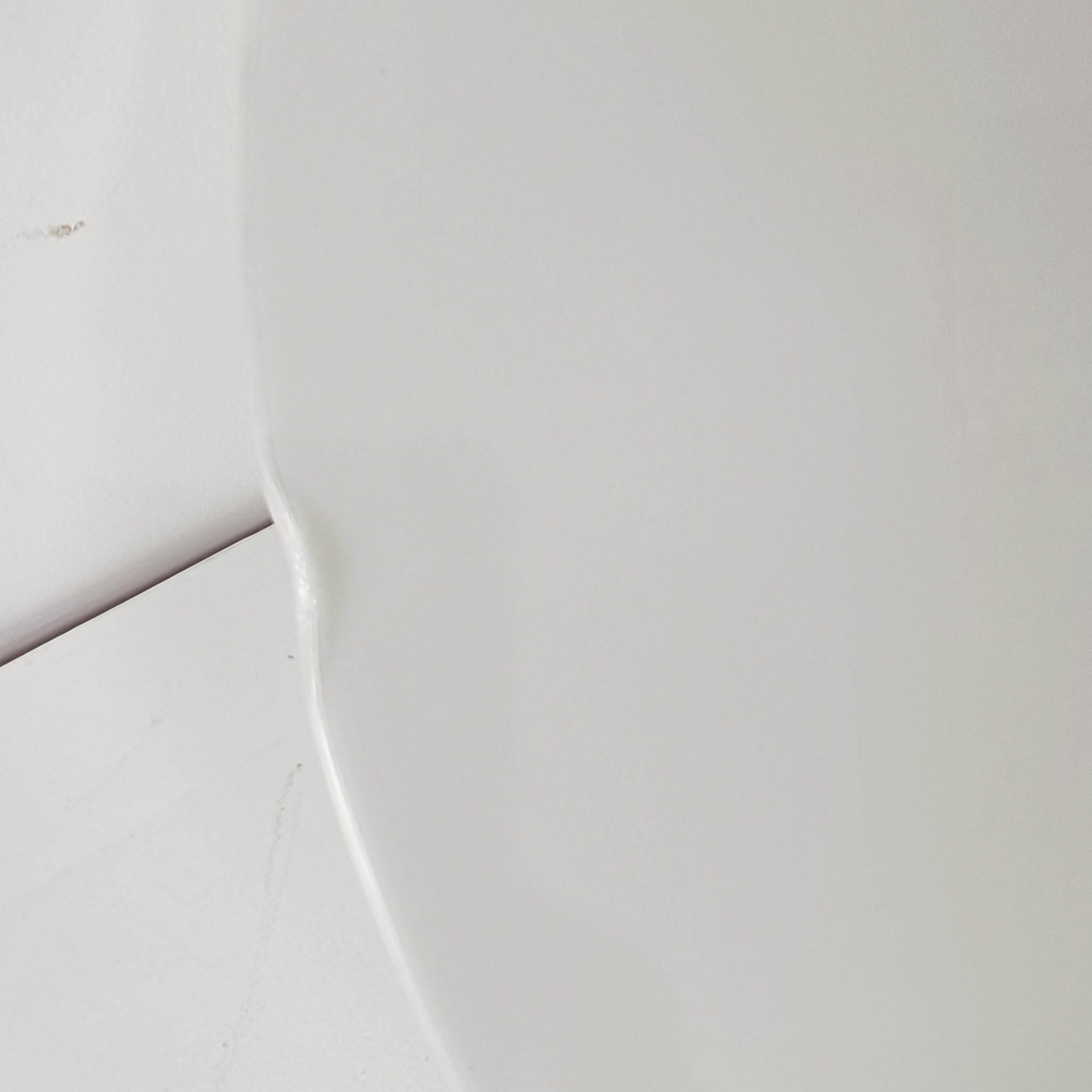 Hans J. WegnerによるデザインでLouis Poulsen社から発表されたペンダントライト「Opala」直径52cmです。アクリル製シェードの軽やかな円錐形フォルムは空間にモダンで柔らかな印象を与え、点灯時には全体が美しく発光しつつ下方向と周囲に心地よい明かりを広げます。ホテルや公共施設でも採用された名作で、北欧デザインらしいシンプルかつ機能的な美しさを備えています。現行品はPandul社より販売されていますが、本品は1970年代にLouis Poulsen社から発表され、1980年代に販売を終えた希少なオリジナルモデルであり、ビンテージならではの存在感を放つ一品です。ダメージが大きいため価格に反映しています。