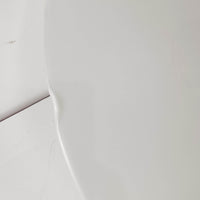 Hans J. WegnerによるデザインでLouis Poulsen社から発表されたペンダントライト「Opala」直径52cmです。アクリル製シェードの軽やかな円錐形フォルムは空間にモダンで柔らかな印象を与え、点灯時には全体が美しく発光しつつ下方向と周囲に心地よい明かりを広げます。ホテルや公共施設でも採用された名作で、北欧デザインらしいシンプルかつ機能的な美しさを備えています。現行品はPandul社より販売されていますが、本品は1970年代にLouis Poulsen社から発表され、1980年代に販売を終えた希少なオリジナルモデルであり、ビンテージならではの存在感を放つ一品です。ダメージが大きいため価格に反映しています。