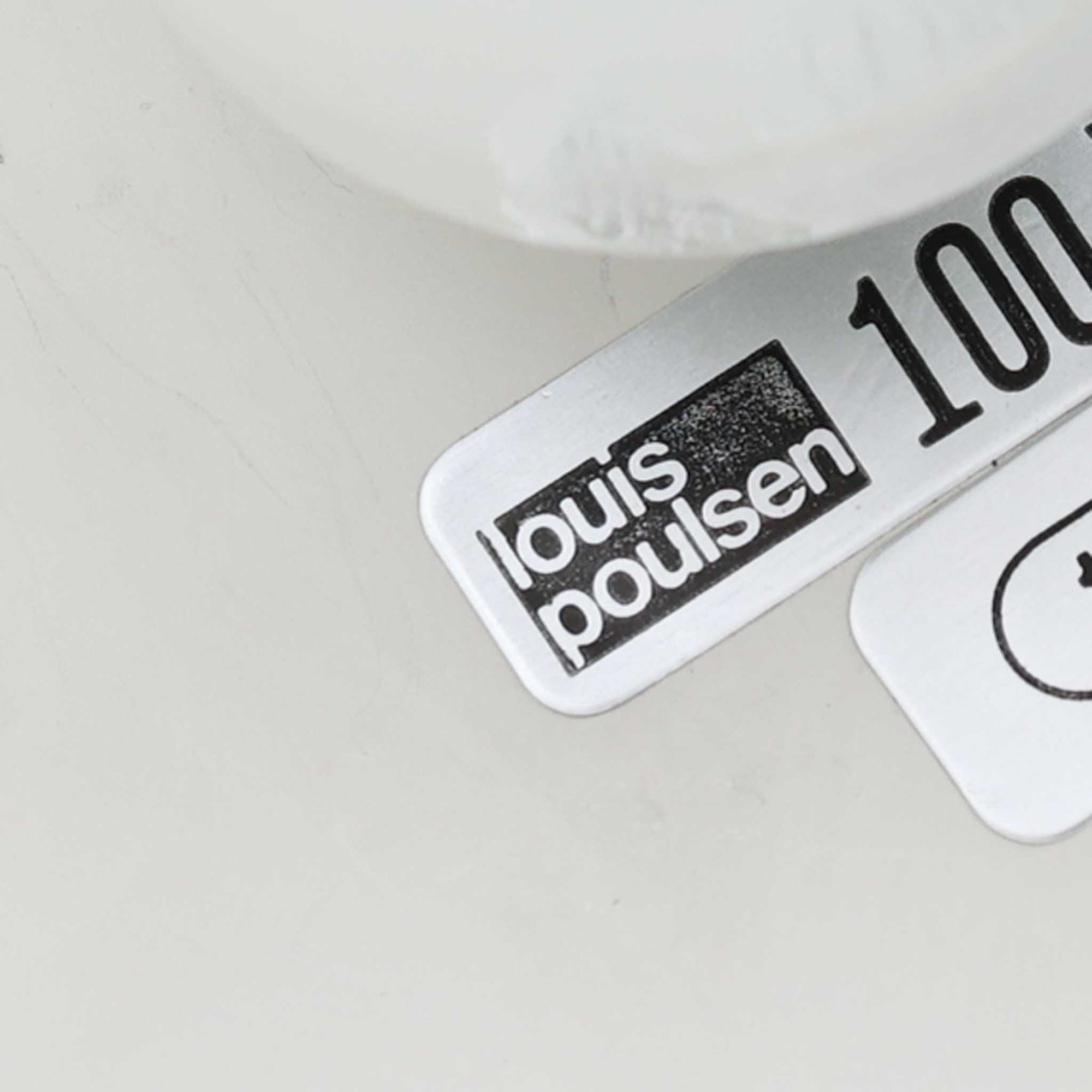 Hans J. WegnerによるデザインでLouis Poulsen社から発表されたペンダントライト「Opala」直径52cmです。アクリル製シェードの軽やかな円錐形フォルムは空間にモダンで柔らかな印象を与え、点灯時には全体が美しく発光しつつ下方向と周囲に心地よい明かりを広げます。ホテルや公共施設でも採用された名作で、北欧デザインらしいシンプルかつ機能的な美しさを備えています。現行品はPandul社より販売されていますが、本品は1970年代にLouis Poulsen社から発表され、1980年代に販売を終えた希少なオリジナルモデルであり、ビンテージならではの存在感を放つ一品です。ダメージが大きいため価格に反映しています。