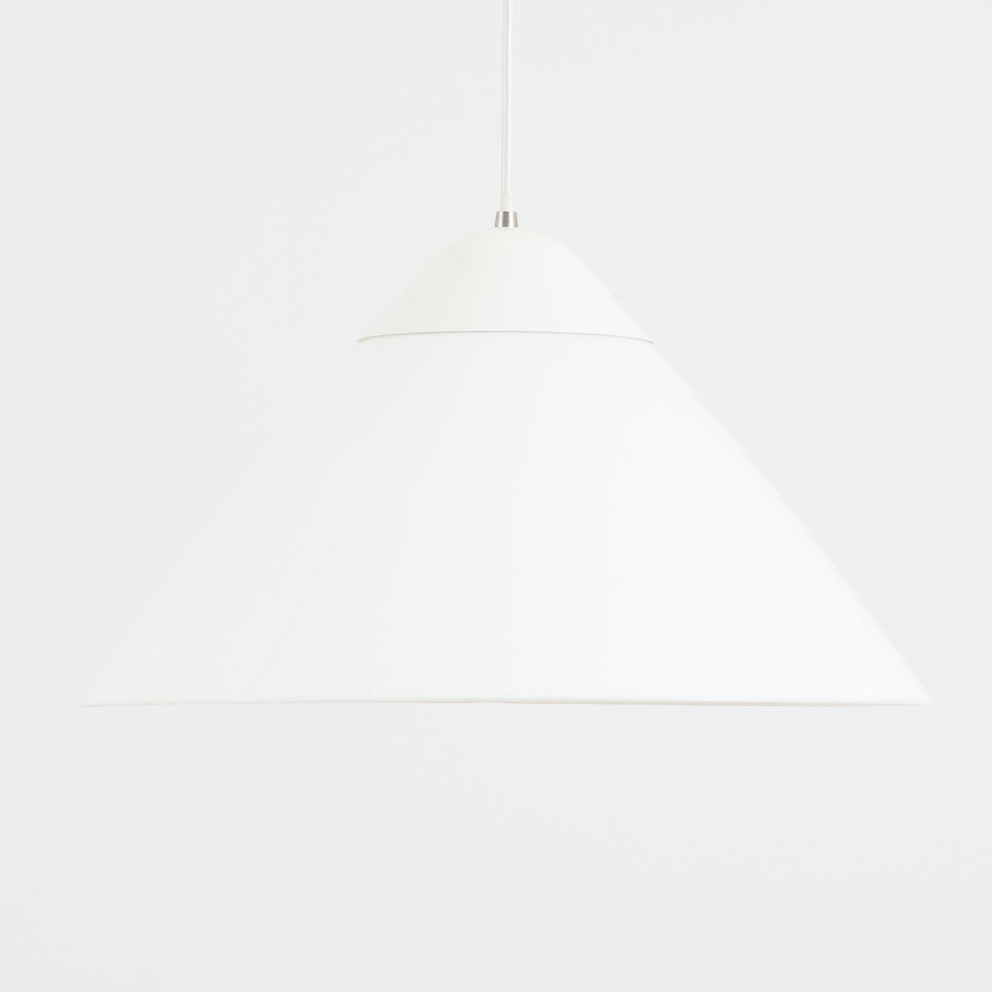 Hans J. WegnerによるデザインでLouis Poulsen社から発表されたペンダントライト「Opala」直径52cmです。アクリル製シェードの軽やかな円錐形フォルムは空間にモダンで柔らかな印象を与え、点灯時には全体が美しく発光しつつ下方向と周囲に心地よい明かりを広げます。ホテルや公共施設でも採用された名作で、北欧デザインらしいシンプルかつ機能的な美しさを備えています。現行品はPandul社より販売されていますが、本品は1970年代にLouis Poulsen社から発表され、1980年代に販売を終えた希少なオリジナルモデルであり、ビンテージならではの存在感を放つ一品です。ダメージが大きいため価格に反映しています。