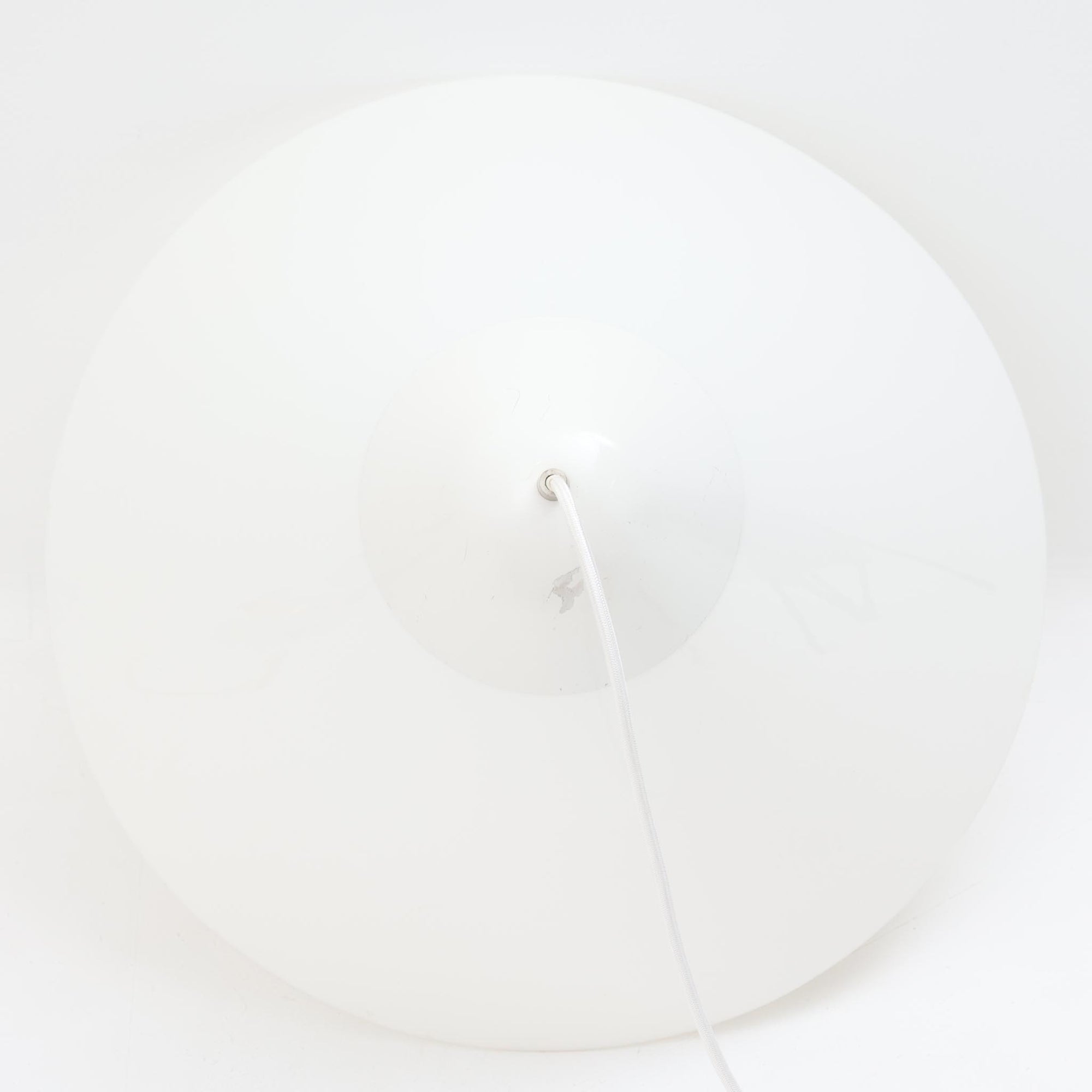 Hans J. WegnerによるデザインでLouis Poulsen社から発表されたペンダントライト「Opala」直径52cmです。アクリル製シェードの軽やかな円錐形フォルムは空間にモダンで柔らかな印象を与え、点灯時には全体が美しく発光しつつ下方向と周囲に心地よい明かりを広げます。ホテルや公共施設でも採用された名作で、北欧デザインらしいシンプルかつ機能的な美しさを備えています。現行品はPandul社より販売されていますが、本品は1970年代にLouis Poulsen社から発表され、1980年代に販売を終えた希少なオリジナルモデルであり、ビンテージならではの存在感を放つ一品です。ダメージが大きいため価格に反映しています。