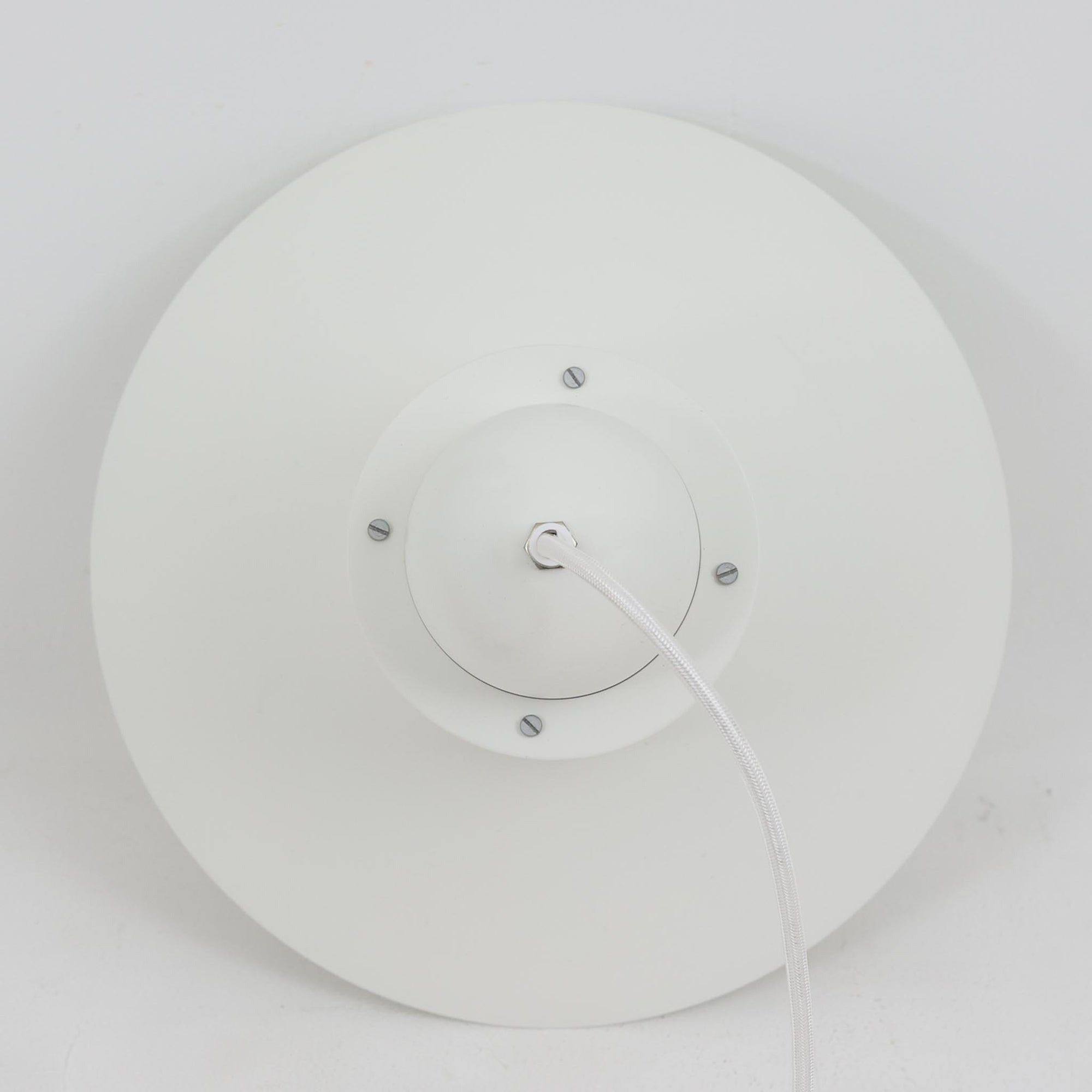 Alfred HomannとOle V. Kjaerによってデザインされ、Louis Poulsen社から製造されたペンダントライト「Nyhavn」は、直径31cmのコンパクトなサイズながらも力強い存在感を放ちます。メタル素材を用いたシェードとガード付きの構造は、港町の灯りを思わせる堅牢で印象的なデザインで、光源を柔らかく拡散しつつ下方をしっかりと照らします。シンプルな中に建築的な要素を感じさせる造形は、ダイニングや玄関、カウンター上など幅広い空間で活躍し、北欧ビンテージならではの実用性と希少性を兼ね備えています。