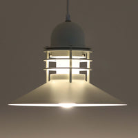 Alfred HomannとOle V. Kjaerによってデザインされ、Louis Poulsen社から製造されたペンダントライト「Nyhavn」は、直径31cmのコンパクトなサイズながらも力強い存在感を放ちます。メタル素材を用いたシェードとガード付きの構造は、港町の灯りを思わせる堅牢で印象的なデザインで、光源を柔らかく拡散しつつ下方をしっかりと照らします。シンプルな中に建築的な要素を感じさせる造形は、ダイニングや玄関、カウンター上など幅広い空間で活躍し、北欧ビンテージならではの実用性と希少性を兼ね備えています。