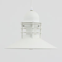 Alfred HomannとOle V. Kjaerによってデザインされ、Louis Poulsen社から製造されたペンダントライト「Nyhavn」は、直径31cmのコンパクトなサイズながらも力強い存在感を放ちます。メタル素材を用いたシェードとガード付きの構造は、港町の灯りを思わせる堅牢で印象的なデザインで、光源を柔らかく拡散しつつ下方をしっかりと照らします。シンプルな中に建築的な要素を感じさせる造形は、ダイニングや玄関、カウンター上など幅広い空間で活躍し、北欧ビンテージならではの実用性と希少性を兼ね備えています。