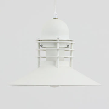 Alfred HomannとOle V. Kjaerによってデザインされ、Louis Poulsen社から製造されたペンダントライト「Nyhavn」は、直径31cmのコンパクトなサイズながらも力強い存在感を放ちます。メタル素材を用いたシェードとガード付きの構造は、港町の灯りを思わせる堅牢で印象的なデザインで、光源を柔らかく拡散しつつ下方をしっかりと照らします。シンプルな中に建築的な要素を感じさせる造形は、ダイニングや玄関、カウンター上など幅広い空間で活躍し、北欧ビンテージならではの実用性と希少性を兼ね備えています。