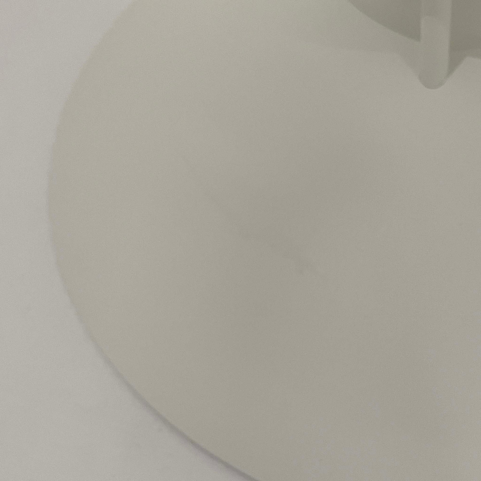 Alfred HomannとOle V. Kjaerによってデザインされ、Louis Poulsen社から製造されたペンダントライト「Nyhavn」は、直径31cmのコンパクトなサイズながらも力強い存在感を放ちます。メタル素材を用いたシェードとガード付きの構造は、港町の灯りを思わせる堅牢で印象的なデザインで、光源を柔らかく拡散しつつ下方をしっかりと照らします。シンプルな中に建築的な要素を感じさせる造形は、ダイニングや玄関、カウンター上など幅広い空間で活躍し、北欧ビンテージならではの実用性と希少性を兼ね備えています。