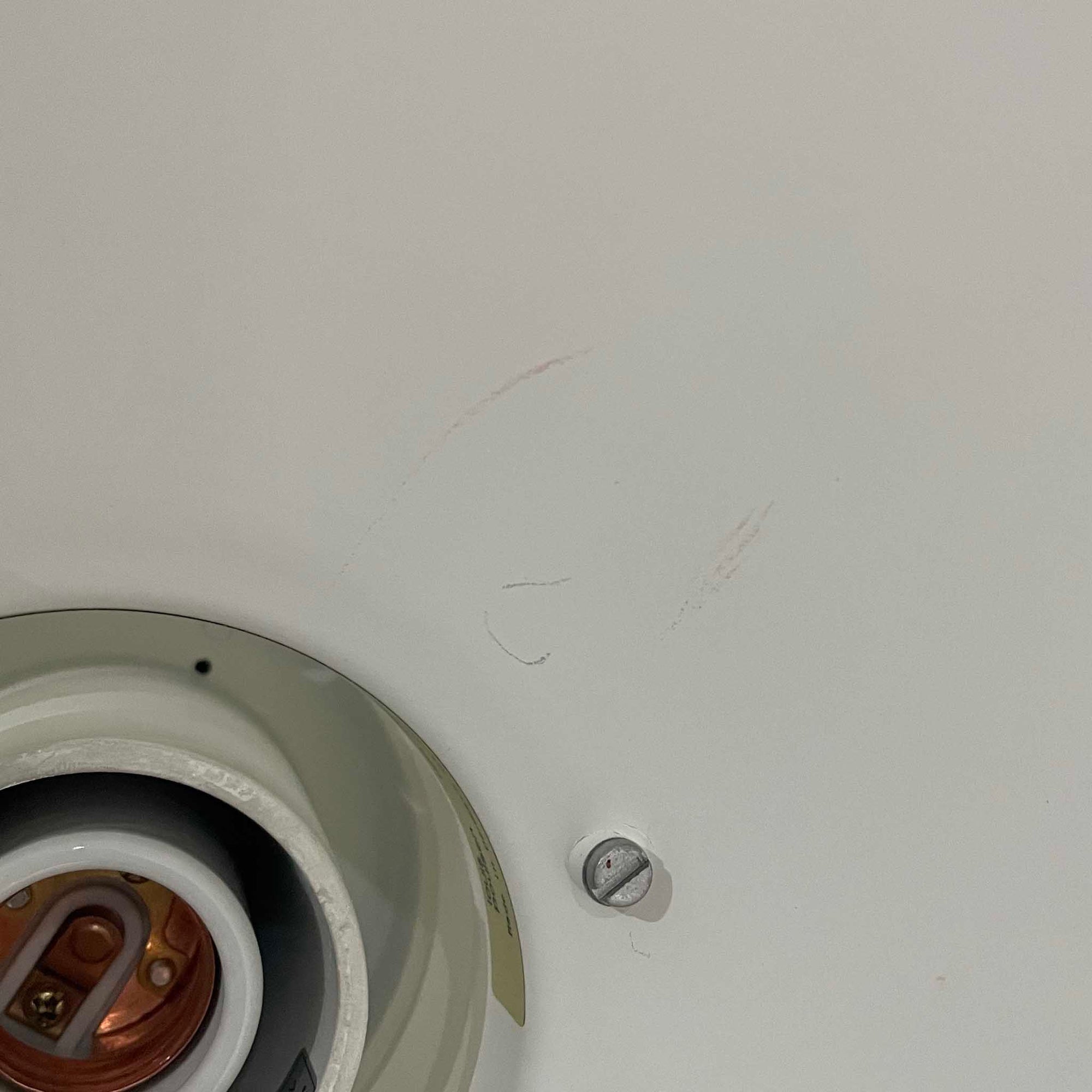 Alfred HomannとOle V. Kjaerによってデザインされ、Louis Poulsen社から製造されたペンダントライト「Nyhavn」は、直径31cmのコンパクトなサイズながらも力強い存在感を放ちます。メタル素材を用いたシェードとガード付きの構造は、港町の灯りを思わせる堅牢で印象的なデザインで、光源を柔らかく拡散しつつ下方をしっかりと照らします。シンプルな中に建築的な要素を感じさせる造形は、ダイニングや玄関、カウンター上など幅広い空間で活躍し、北欧ビンテージならではの実用性と希少性を兼ね備えています。