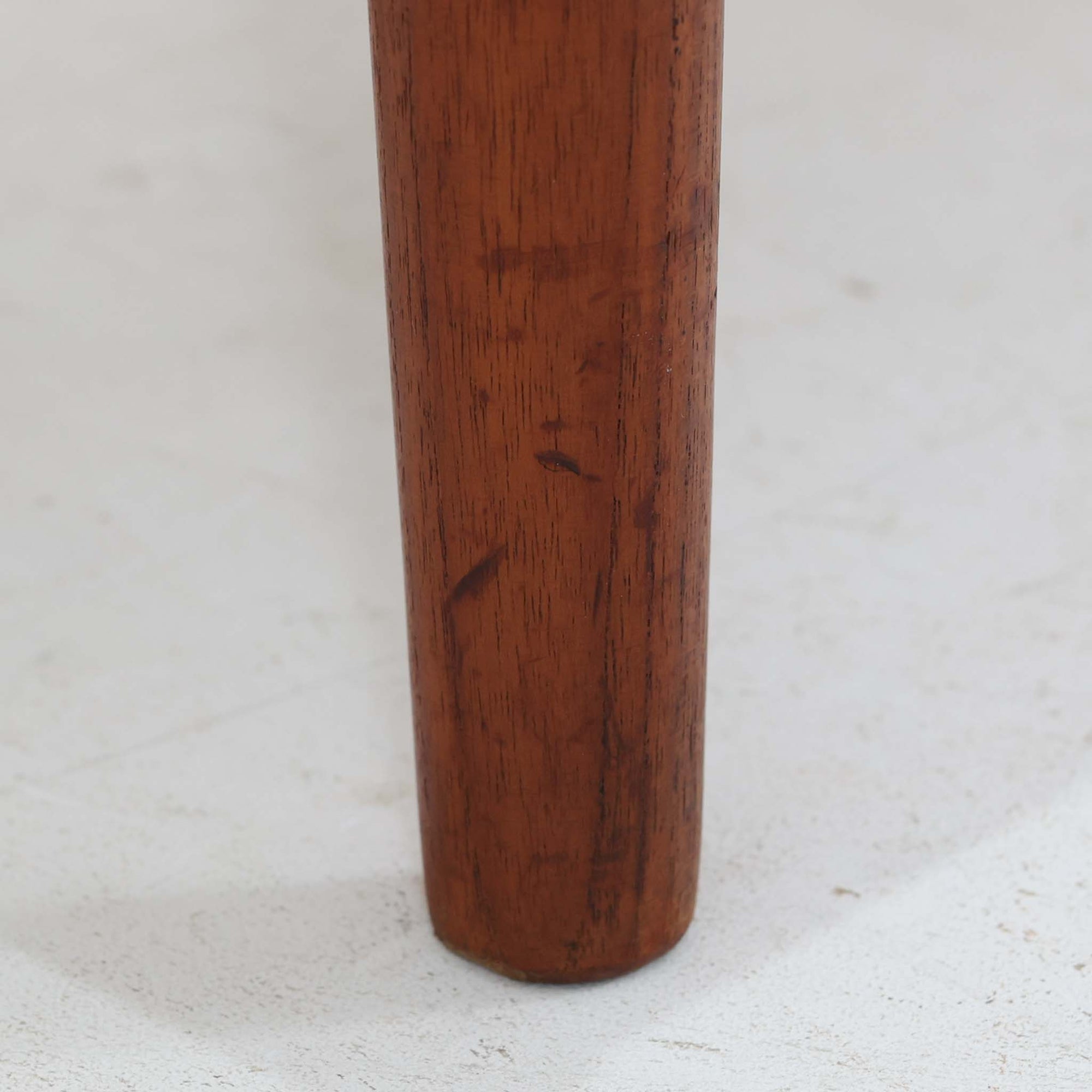 Johannes Sorthがデザインし、Bornholms Mobelfabrikで製作されたハイブックシェルフです。チーク材ならではの美しい木目と深みのある色合いが印象的で、高さ182cmの存在感あるフォルムながら、すっきりとした直線的なデザインが空間に上品に調和します。複数の棚板を備え、本やコレクション、オブジェのディスプレイ収納に最適です。脚付きの軽快なデザインは北欧家具らしい洗練を感じさせ、経年により増した味わいと職人の丁寧な造りがビンテージならではの魅力を引き立てる一台です。