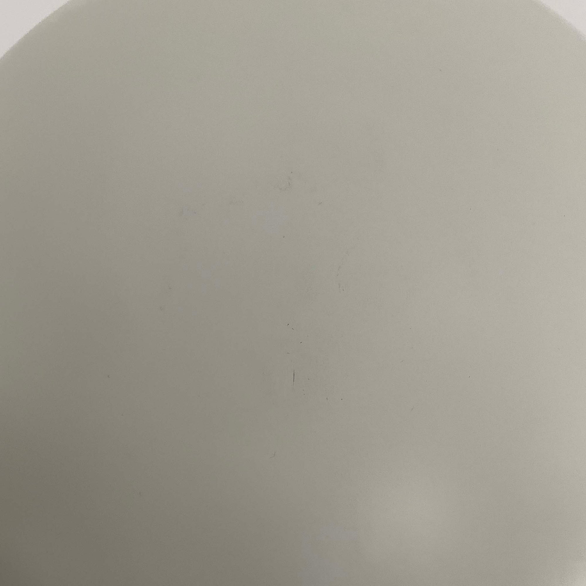 Poul Henningsenがデザインし、Louis Poulsen社から発表されたウォールランプ「PH ハット」直径30cmです。スチール製の半円形シェードは内側を淡いピンク色に仕上げ、点灯時には柔らかで温かみのある光を壁面に広げます。シンプルながら緻密に計算された光の効果はヘニングセンならではの魅力で、寝室や廊下、リビングの補助照明として最適です。1950年代に誕生したモデルは現在でも高く評価されており、ビンテージならではの風合いと希少性を備えています。元々は2サイズ展開で、本品は現行品には存在しない大サイズの希少モデルです。