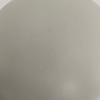 Poul Henningsenがデザインし、Louis Poulsen社から発表されたウォールランプ「PH ハット」直径30cmです。スチール製の半円形シェードは内側を淡いピンク色に仕上げ、点灯時には柔らかで温かみのある光を壁面に広げます。シンプルながら緻密に計算された光の効果はヘニングセンならではの魅力で、寝室や廊下、リビングの補助照明として最適です。1950年代に誕生したモデルは現在でも高く評価されており、ビンテージならではの風合いと希少性を備えています。元々は2サイズ展開で、本品は現行品には存在しない大サイズの希少モデルです。