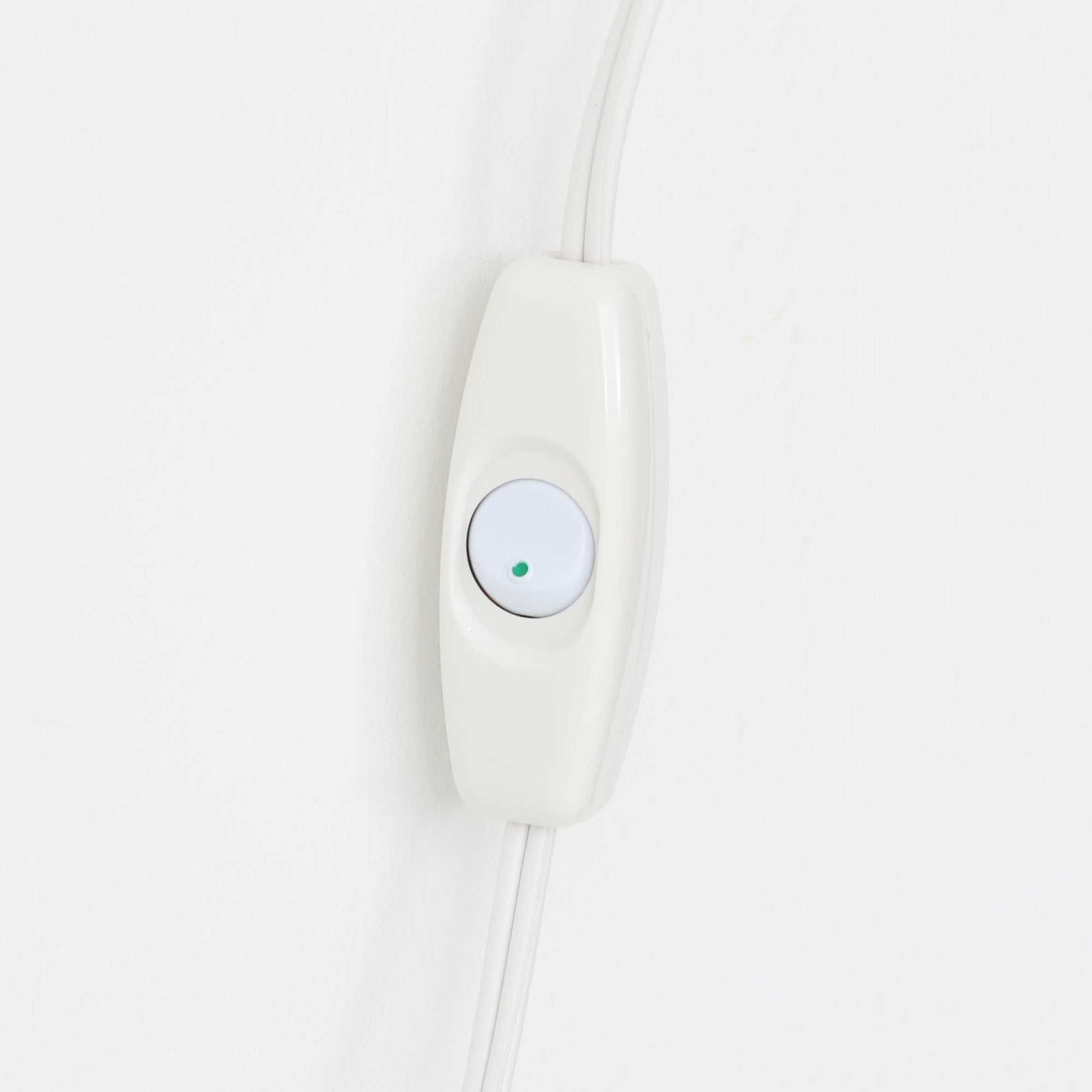 Poul Henningsenがデザインし、Louis Poulsen社から発表されたウォールランプ「PH ハット」直径30cmです。スチール製の半円形シェードは内側を淡いピンク色に仕上げ、点灯時には柔らかで温かみのある光を壁面に広げます。シンプルながら緻密に計算された光の効果はヘニングセンならではの魅力で、寝室や廊下、リビングの補助照明として最適です。1950年代に誕生したモデルは現在でも高く評価されており、ビンテージならではの風合いと希少性を備えています。元々は2サイズ展開で、本品は現行品には存在しない大サイズの希少モデルです。