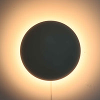 Poul Henningsenがデザインし、Louis Poulsen社から発表されたウォールランプ「PH ハット」直径30cmです。スチール製の半円形シェードは内側を淡いピンク色に仕上げ、点灯時には柔らかで温かみのある光を壁面に広げます。シンプルながら緻密に計算された光の効果はヘニングセンならではの魅力で、寝室や廊下、リビングの補助照明として最適です。1950年代に誕生したモデルは現在でも高く評価されており、ビンテージならではの風合いと希少性を備えています。元々は2サイズ展開で、本品は現行品には存在しない大サイズの希少モデルです。