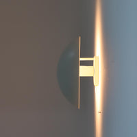 Poul Henningsenがデザインし、Louis Poulsen社から発表されたウォールランプ「PH ハット」直径30cmです。スチール製の半円形シェードは内側を淡いピンク色に仕上げ、点灯時には柔らかで温かみのある光を壁面に広げます。シンプルながら緻密に計算された光の効果はヘニングセンならではの魅力で、寝室や廊下、リビングの補助照明として最適です。1950年代に誕生したモデルは現在でも高く評価されており、ビンテージならではの風合いと希少性を備えています。元々は2サイズ展開で、本品は現行品には存在しない大サイズの希少モデルです。