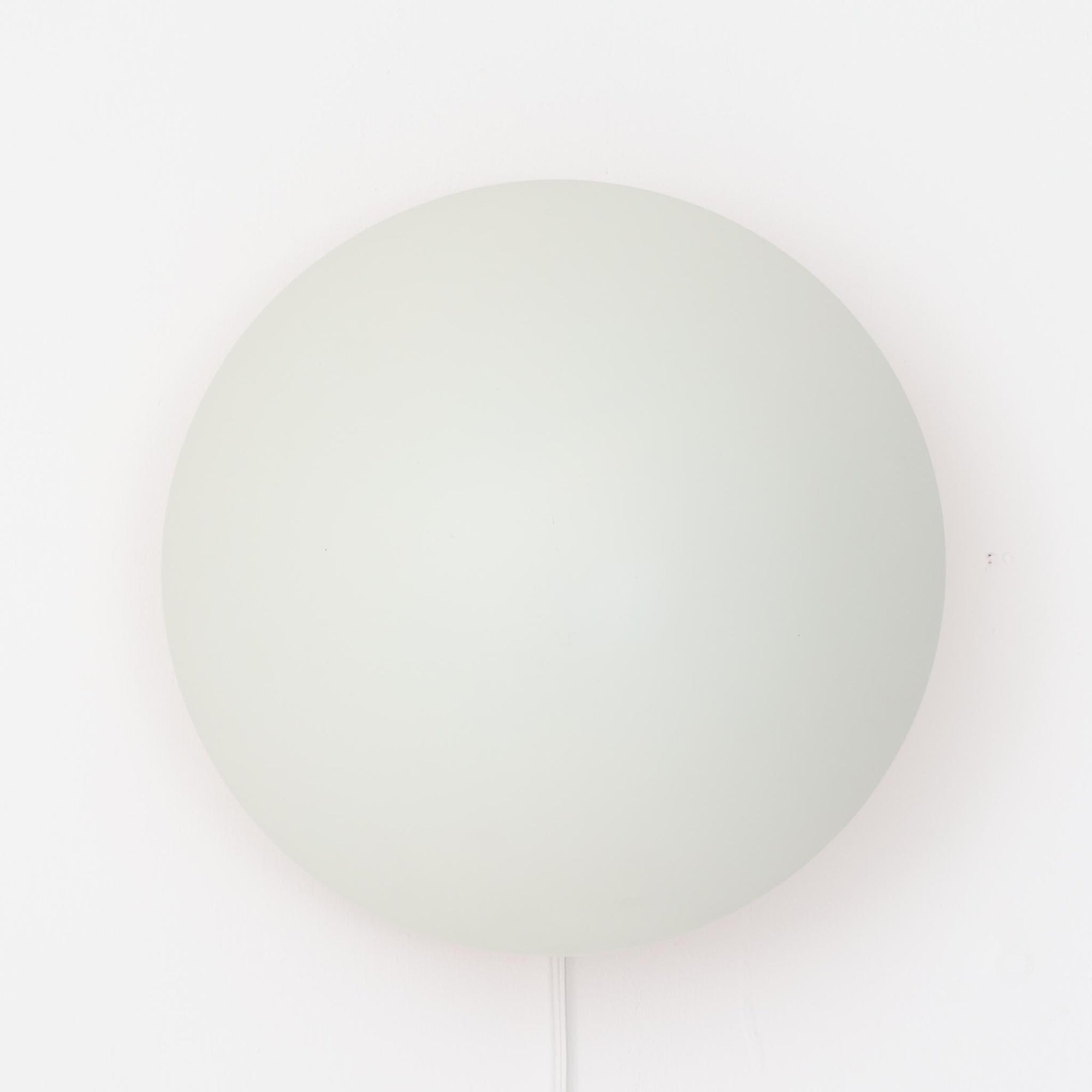 Poul Henningsenがデザインし、Louis Poulsen社から発表されたウォールランプ「PH ハット」直径30cmです。スチール製の半円形シェードは内側を淡いピンク色に仕上げ、点灯時には柔らかで温かみのある光を壁面に広げます。シンプルながら緻密に計算された光の効果はヘニングセンならではの魅力で、寝室や廊下、リビングの補助照明として最適です。1950年代に誕生したモデルは現在でも高く評価されており、ビンテージならではの風合いと希少性を備えています。元々は2サイズ展開で、本品は現行品には存在しない大サイズの希少モデルです。