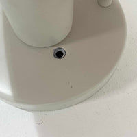 Poul Henningsenがデザインし、Louis Poulsen社から発表されたウォールランプ「PH ハット」直径30cmです。スチール製の半円形シェードは内側を淡いピンク色に仕上げ、点灯時には柔らかで温かみのある光を壁面に広げます。シンプルながら緻密に計算された光の効果はヘニングセンならではの魅力で、寝室や廊下、リビングの補助照明として最適です。1950年代に誕生したモデルは現在でも高く評価されており、ビンテージならではの風合いと希少性を備えています。元々は2サイズ展開で、本品は現行品には存在しない大サイズの希少モデルです。