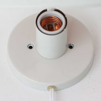 Poul Henningsenがデザインし、Louis Poulsen社から発表されたウォールランプ「PH ハット」直径30cmです。スチール製の半円形シェードは内側を淡いピンク色に仕上げ、点灯時には柔らかで温かみのある光を壁面に広げます。シンプルながら緻密に計算された光の効果はヘニングセンならではの魅力で、寝室や廊下、リビングの補助照明として最適です。1950年代に誕生したモデルは現在でも高く評価されており、ビンテージならではの風合いと希少性を備えています。元々は2サイズ展開で、本品は現行品には存在しない大サイズの希少モデルです。