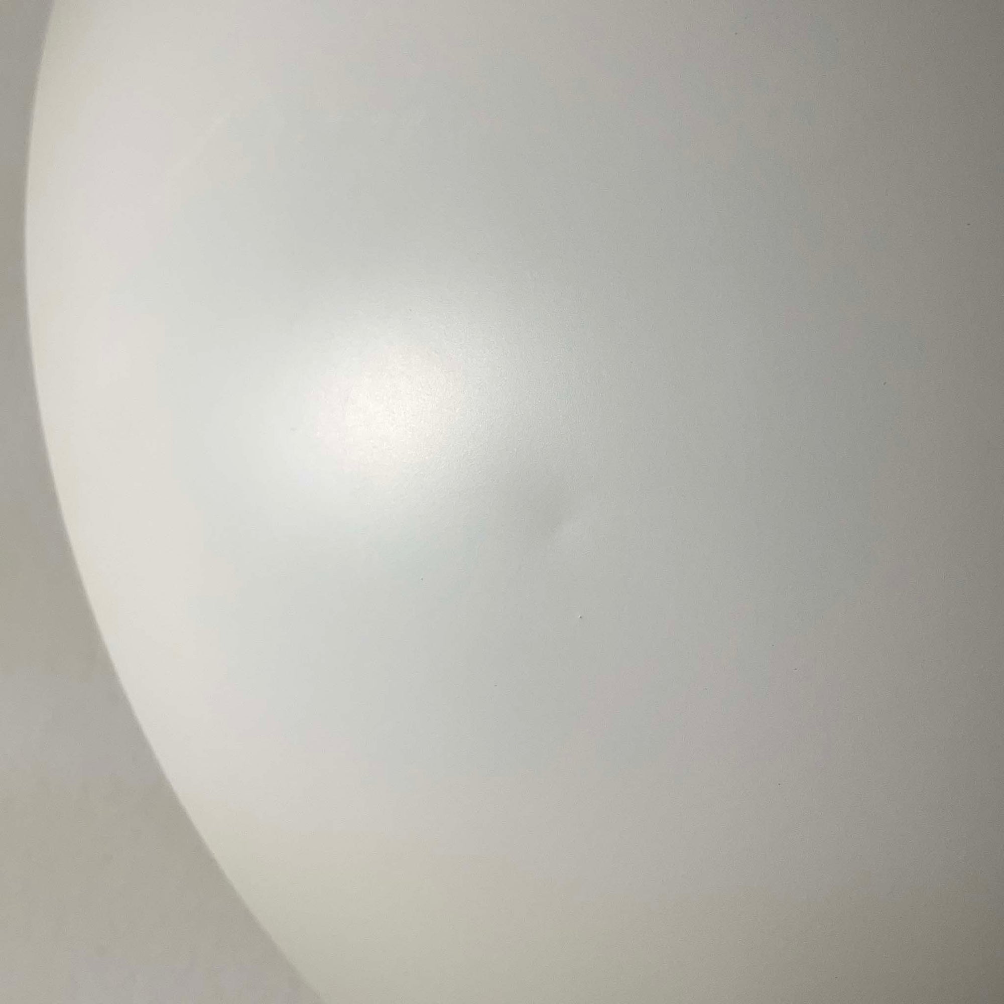 Poul Henningsenがデザインし、Louis Poulsen社から発表されたウォールランプ「PH ハット」直径30cmです。スチール製の半円形シェードは内側を淡いピンク色に仕上げ、点灯時には柔らかで温かみのある光を壁面に広げます。シンプルながら緻密に計算された光の効果はヘニングセンならではの魅力で、寝室や廊下、リビングの補助照明として最適です。1950年代に誕生したモデルは現在でも高く評価されており、ビンテージならではの風合いと希少性を備えています。元々は2サイズ展開で、本品は現行品には存在しない大サイズの希少モデルです。