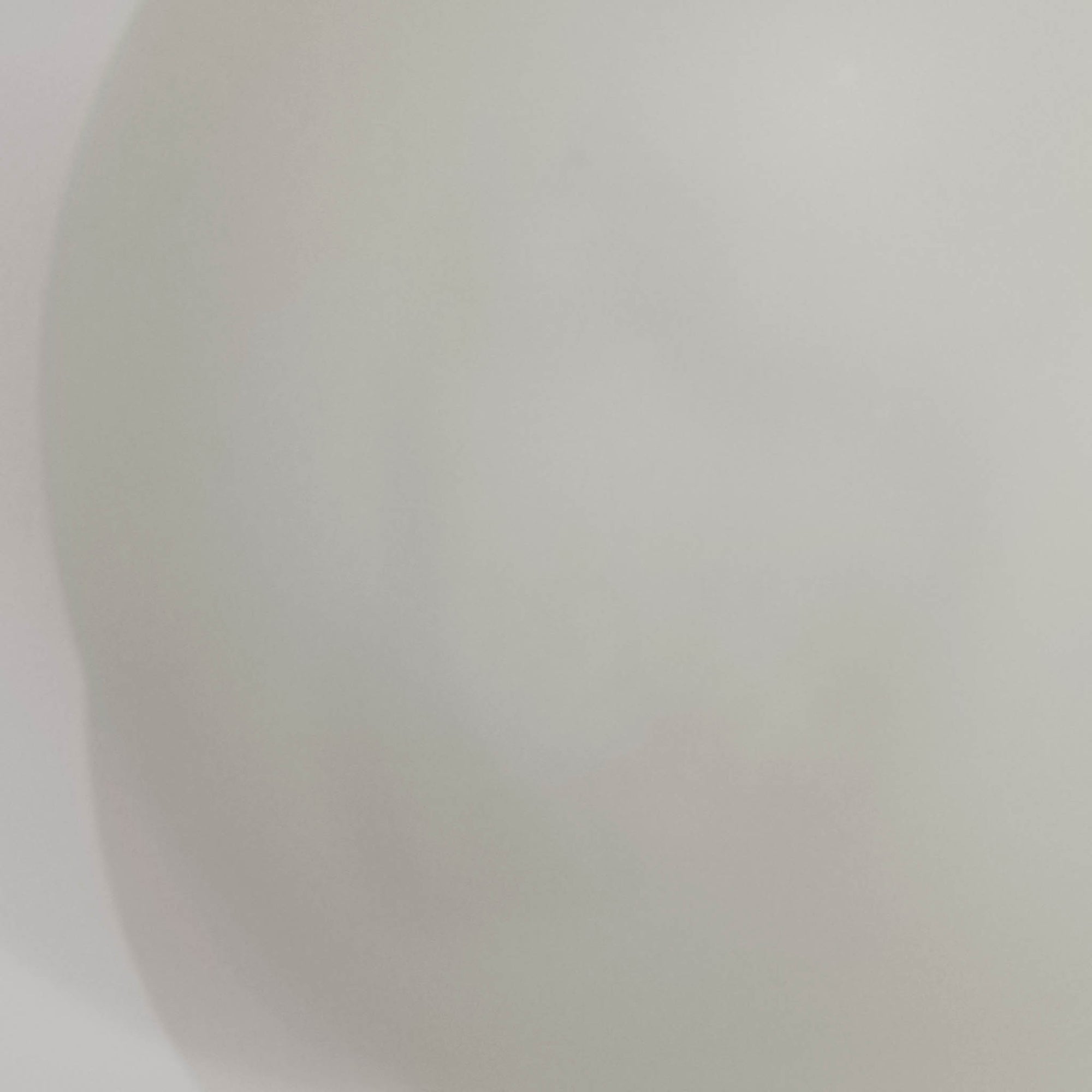 Poul Henningsenがデザインし、Louis Poulsen社から発表されたウォールランプ「PH ハット」直径30cmです。スチール製の半円形シェードは内側を淡いピンク色に仕上げ、点灯時には柔らかで温かみのある光を壁面に広げます。シンプルながら緻密に計算された光の効果はヘニングセンならではの魅力で、寝室や廊下、リビングの補助照明として最適です。1950年代に誕生したモデルは現在でも高く評価されており、ビンテージならではの風合いと希少性を備えています。元々は2サイズ展開で、本品は現行品には存在しない大サイズの希少モデルです。