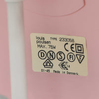 Poul Henningsenがデザインし、Louis Poulsen社から発表されたウォールランプ「PH ハット」直径30cmです。スチール製の半円形シェードは内側を淡いピンク色に仕上げ、点灯時には柔らかで温かみのある光を壁面に広げます。シンプルながら緻密に計算された光の効果はヘニングセンならではの魅力で、寝室や廊下、リビングの補助照明として最適です。1950年代に誕生したモデルは現在でも高く評価されており、ビンテージならではの風合いと希少性を備えています。元々は2サイズ展開で、本品は現行品には存在しない大サイズの希少モデルです。