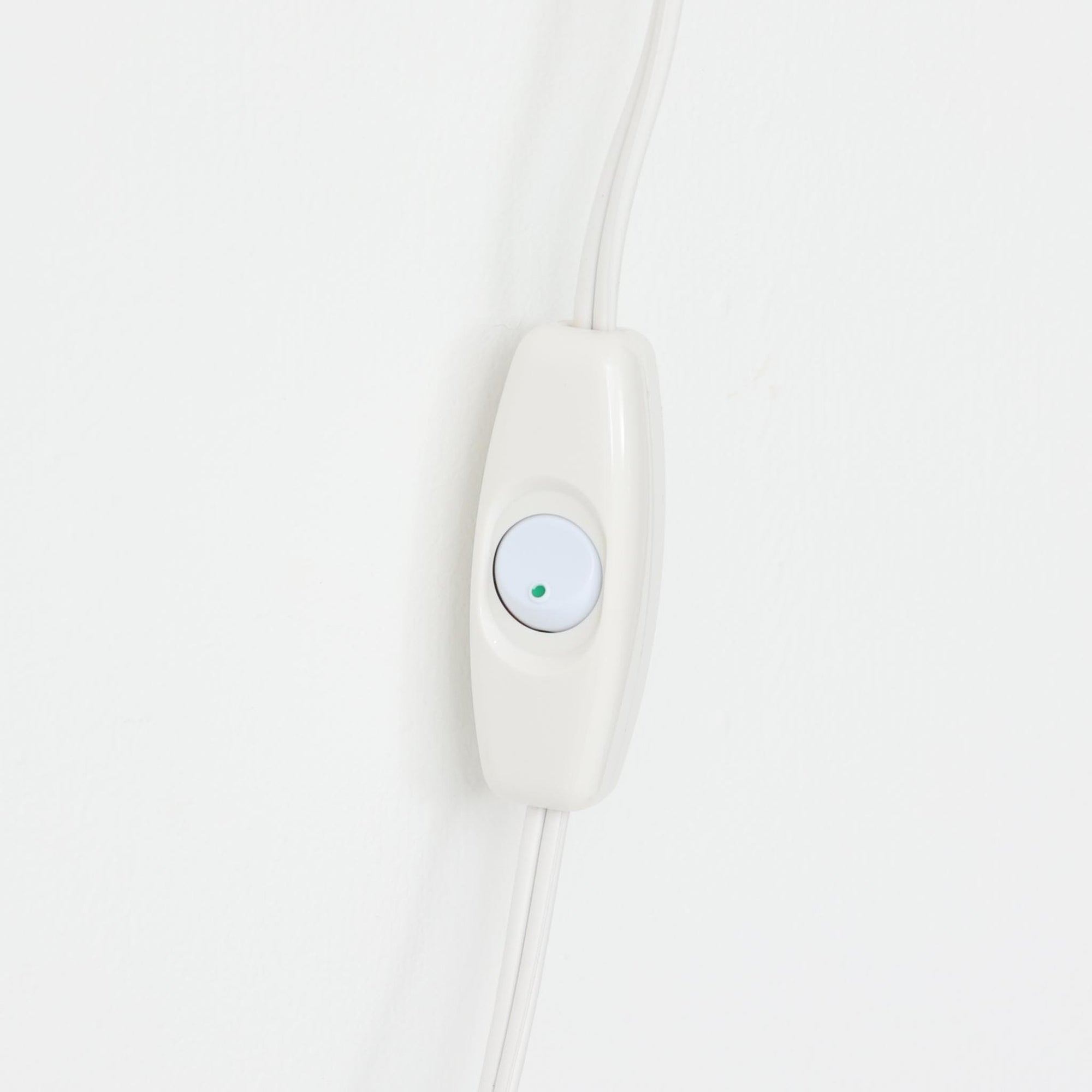 Poul Henningsenがデザインし、Louis Poulsen社から発表されたウォールランプ「PH ハット」直径30cmです。スチール製の半円形シェードは内側を淡いピンク色に仕上げ、点灯時には柔らかで温かみのある光を壁面に広げます。シンプルながら緻密に計算された光の効果はヘニングセンならではの魅力で、寝室や廊下、リビングの補助照明として最適です。1950年代に誕生したモデルは現在でも高く評価されており、ビンテージならではの風合いと希少性を備えています。元々は2サイズ展開で、本品は現行品には存在しない大サイズの希少モデルです。