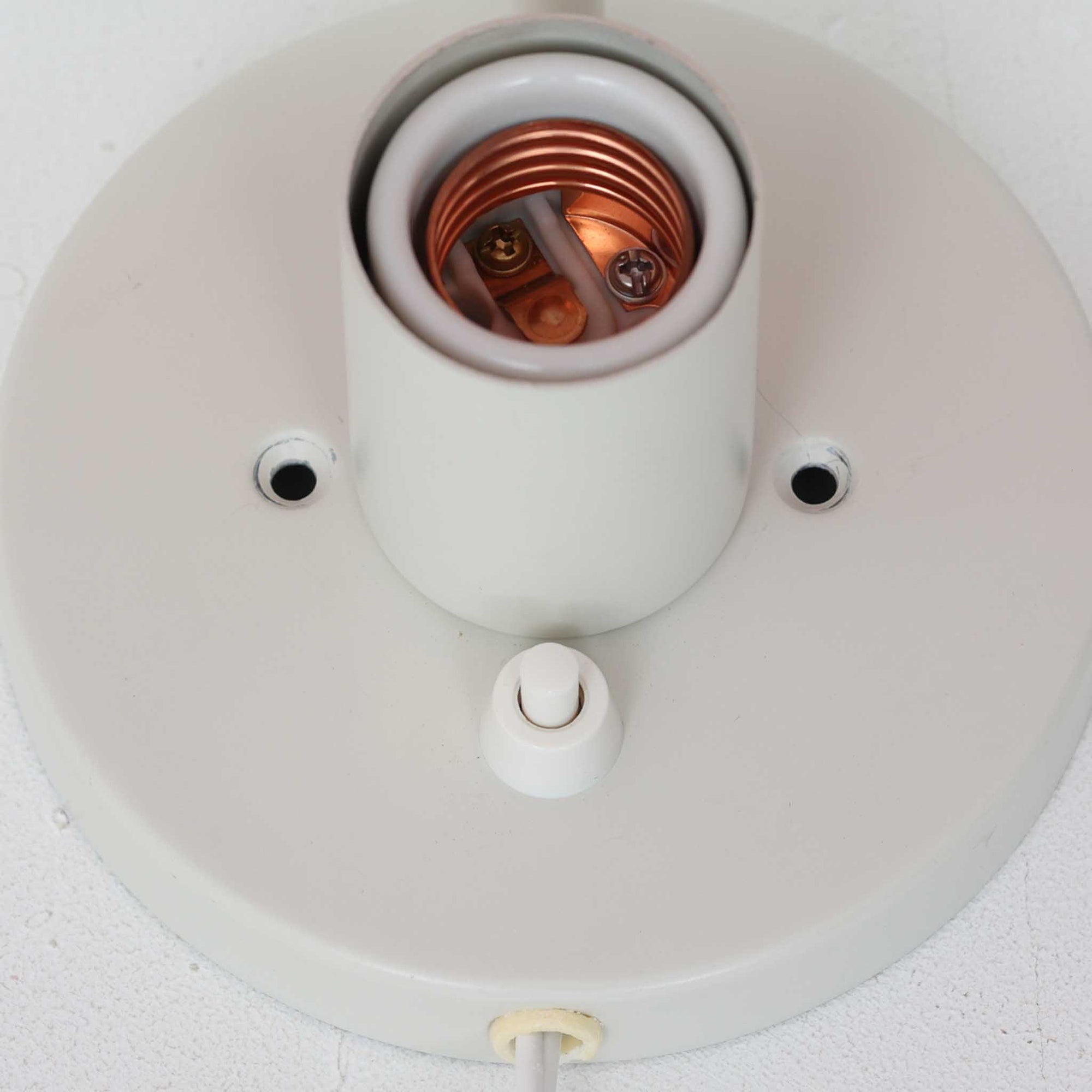 Poul Henningsenがデザインし、Louis Poulsen社から発表されたウォールランプ「PH ハット」直径30cmです。スチール製の半円形シェードは内側を淡いピンク色に仕上げ、点灯時には柔らかで温かみのある光を壁面に広げます。シンプルながら緻密に計算された光の効果はヘニングセンならではの魅力で、寝室や廊下、リビングの補助照明として最適です。1950年代に誕生したモデルは現在でも高く評価されており、ビンテージならではの風合いと希少性を備えています。元々は2サイズ展開で、本品は現行品には存在しない大サイズの希少モデルです。