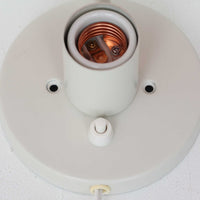 Poul Henningsenがデザインし、Louis Poulsen社から発表されたウォールランプ「PH ハット」直径30cmです。スチール製の半円形シェードは内側を淡いピンク色に仕上げ、点灯時には柔らかで温かみのある光を壁面に広げます。シンプルながら緻密に計算された光の効果はヘニングセンならではの魅力で、寝室や廊下、リビングの補助照明として最適です。1950年代に誕生したモデルは現在でも高く評価されており、ビンテージならではの風合いと希少性を備えています。元々は2サイズ展開で、本品は現行品には存在しない大サイズの希少モデルです。