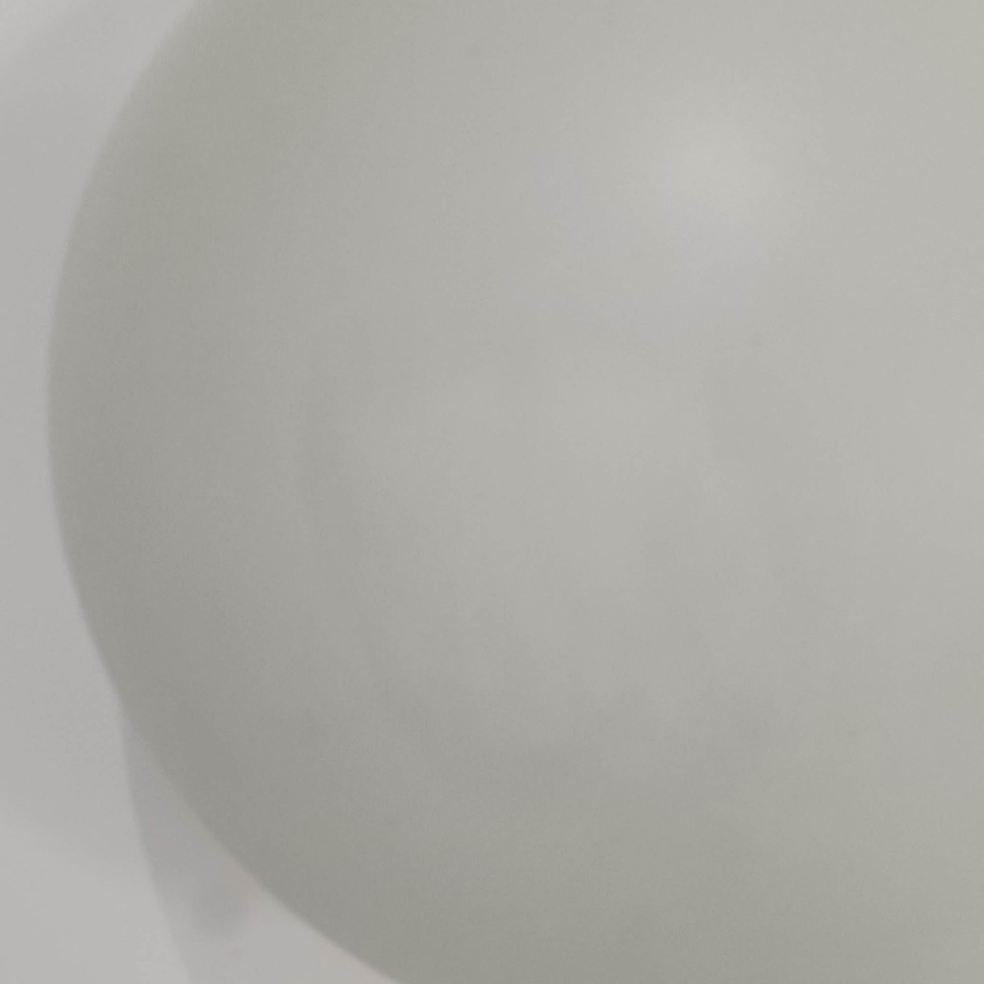 Poul Henningsenがデザインし、Louis Poulsen社から発表されたウォールランプ「PH ハット」直径30cmです。スチール製の半円形シェードは内側を淡いピンク色に仕上げ、点灯時には柔らかで温かみのある光を壁面に広げます。シンプルながら緻密に計算された光の効果はヘニングセンならではの魅力で、寝室や廊下、リビングの補助照明として最適です。1950年代に誕生したモデルは現在でも高く評価されており、ビンテージならではの風合いと希少性を備えています。元々は2サイズ展開で、本品は現行品には存在しない大サイズの希少モデルです。