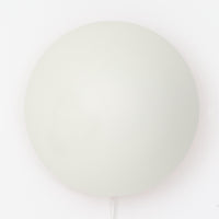 Poul Henningsenがデザインし、Louis Poulsen社から発表されたウォールランプ「PH ハット」直径30cmです。スチール製の半円形シェードは内側を淡いピンク色に仕上げ、点灯時には柔らかで温かみのある光を壁面に広げます。シンプルながら緻密に計算された光の効果はヘニングセンならではの魅力で、寝室や廊下、リビングの補助照明として最適です。1950年代に誕生したモデルは現在でも高く評価されており、ビンテージならではの風合いと希少性を備えています。元々は2サイズ展開で、本品は現行品には存在しない大サイズの希少モデルです。