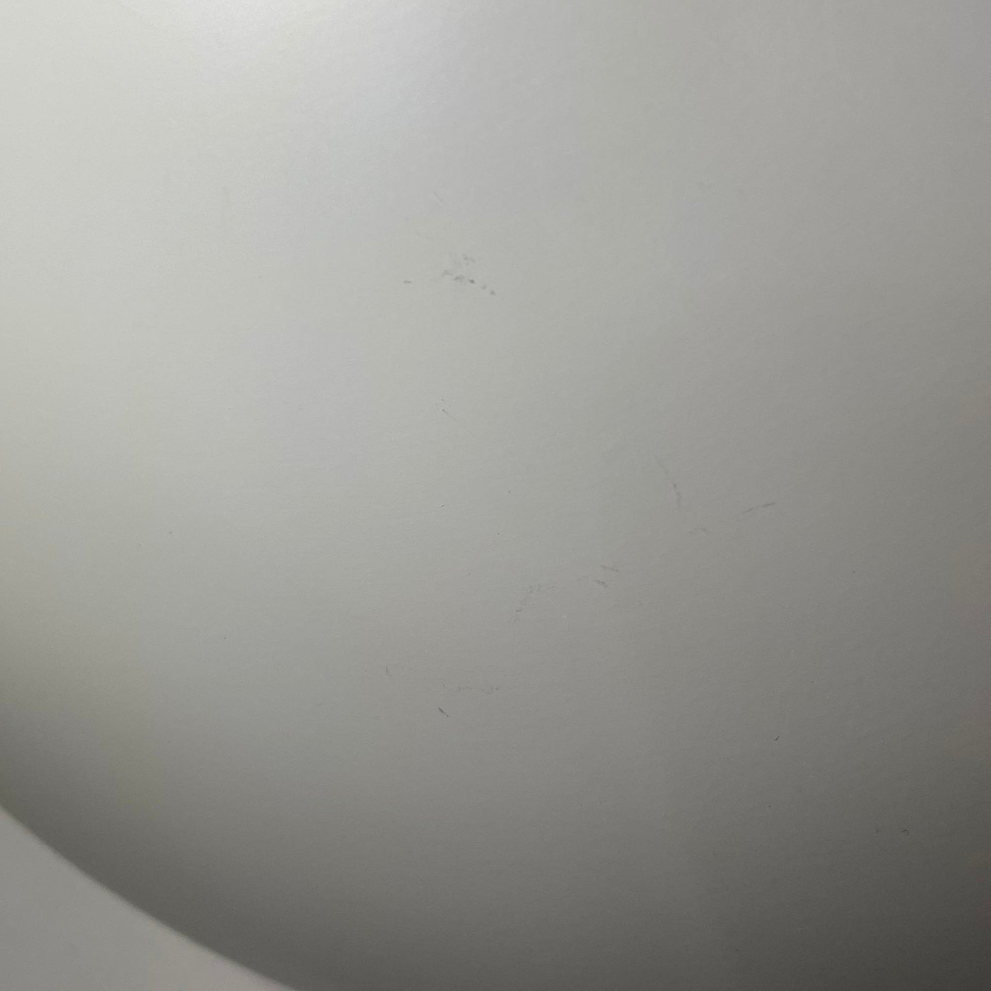 Poul Henningsenがデザインし、Louis Poulsen社から発表されたウォールランプ「PH ハット」直径30cmです。スチール製の半円形シェードは内側を淡いピンク色に仕上げ、点灯時には柔らかで温かみのある光を壁面に広げます。シンプルながら緻密に計算された光の効果はヘニングセンならではの魅力で、寝室や廊下、リビングの補助照明として最適です。1950年代に誕生したモデルは現在でも高く評価されており、ビンテージならではの風合いと希少性を備えています。元々は2サイズ展開で、本品は現行品には存在しない大サイズの希少モデルです。