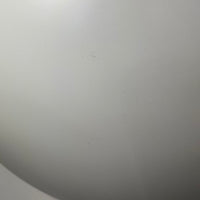 Poul Henningsenがデザインし、Louis Poulsen社から発表されたウォールランプ「PH ハット」直径30cmです。スチール製の半円形シェードは内側を淡いピンク色に仕上げ、点灯時には柔らかで温かみのある光を壁面に広げます。シンプルながら緻密に計算された光の効果はヘニングセンならではの魅力で、寝室や廊下、リビングの補助照明として最適です。1950年代に誕生したモデルは現在でも高く評価されており、ビンテージならではの風合いと希少性を備えています。元々は2サイズ展開で、本品は現行品には存在しない大サイズの希少モデルです。