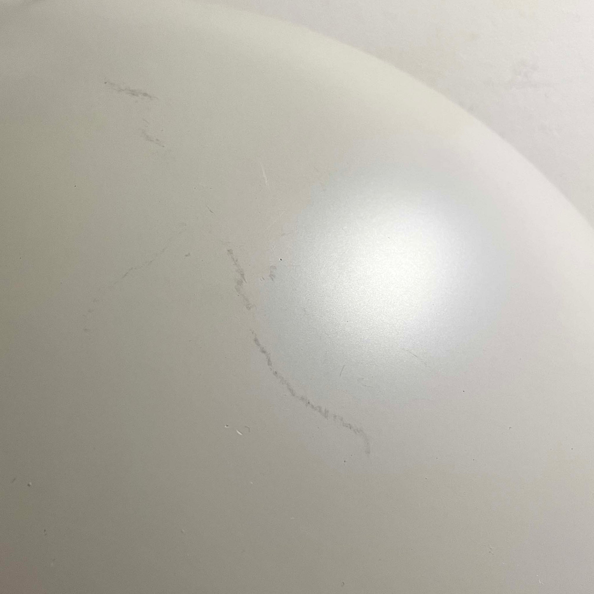 Poul Henningsenがデザインし、Louis Poulsen社から発表されたウォールランプ「PH ハット」直径30cmです。スチール製の半円形シェードは内側を淡いピンク色に仕上げ、点灯時には柔らかで温かみのある光を壁面に広げます。シンプルながら緻密に計算された光の効果はヘニングセンならではの魅力で、寝室や廊下、リビングの補助照明として最適です。1950年代に誕生したモデルは現在でも高く評価されており、ビンテージならではの風合いと希少性を備えています。元々は2サイズ展開で、本品は現行品には存在しない大サイズの希少モデルです。