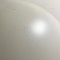 Poul Henningsenがデザインし、Louis Poulsen社から発表されたウォールランプ「PH ハット」直径30cmです。スチール製の半円形シェードは内側を淡いピンク色に仕上げ、点灯時には柔らかで温かみのある光を壁面に広げます。シンプルながら緻密に計算された光の効果はヘニングセンならではの魅力で、寝室や廊下、リビングの補助照明として最適です。1950年代に誕生したモデルは現在でも高く評価されており、ビンテージならではの風合いと希少性を備えています。元々は2サイズ展開で、本品は現行品には存在しない大サイズの希少モデルです。