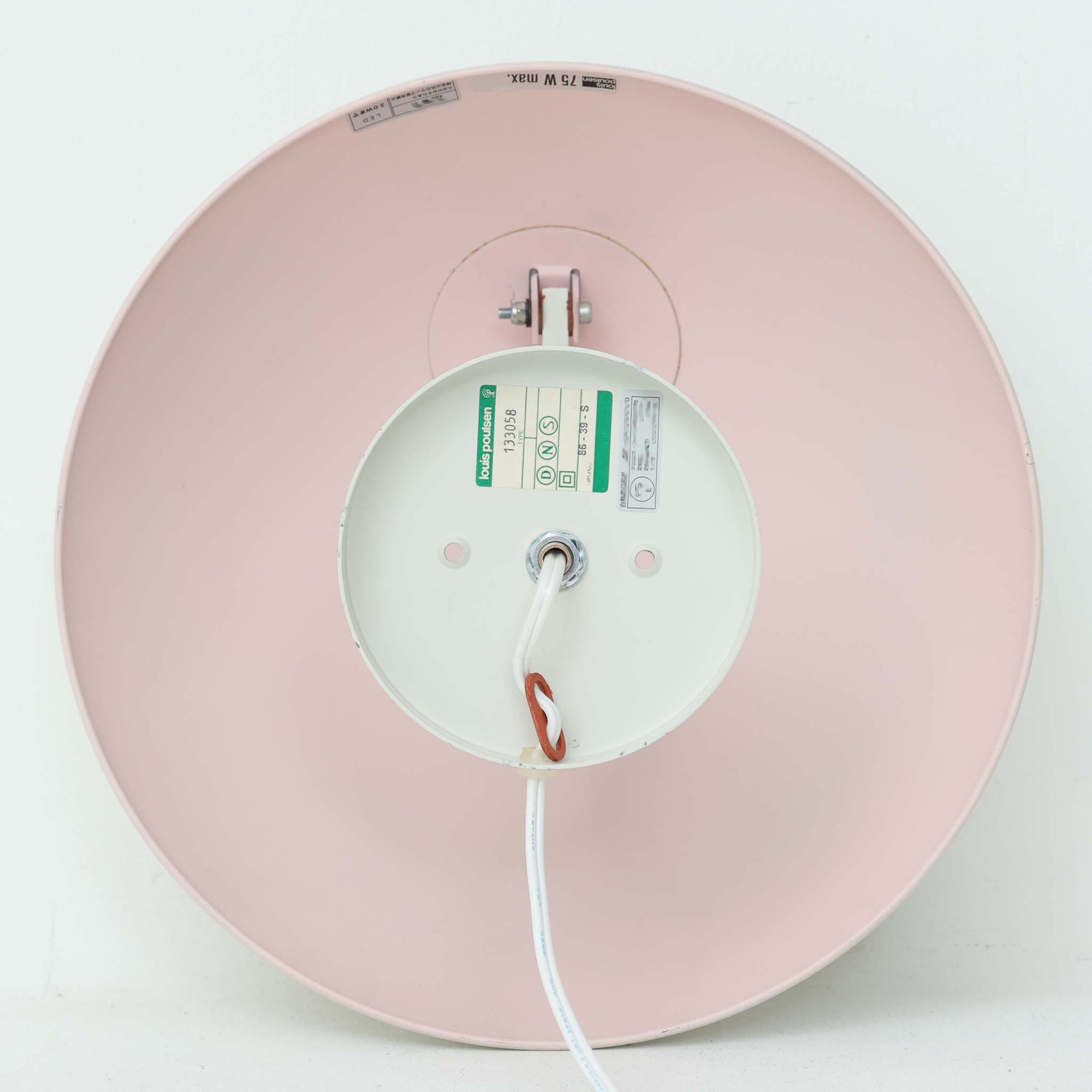 Poul Henningsenがデザインし、Louis Poulsen社から発表されたウォールランプ「PH ハット」直径30cmです。スチール製の半円形シェードは内側を淡いピンク色に仕上げ、点灯時には柔らかで温かみのある光を壁面に広げます。シンプルながら緻密に計算された光の効果はヘニングセンならではの魅力で、寝室や廊下、リビングの補助照明として最適です。1950年代に誕生したモデルは現在でも高く評価されており、ビンテージならではの風合いと希少性を備えています。元々は2サイズ展開で、本品は現行品には存在しない大サイズの希少モデルです。