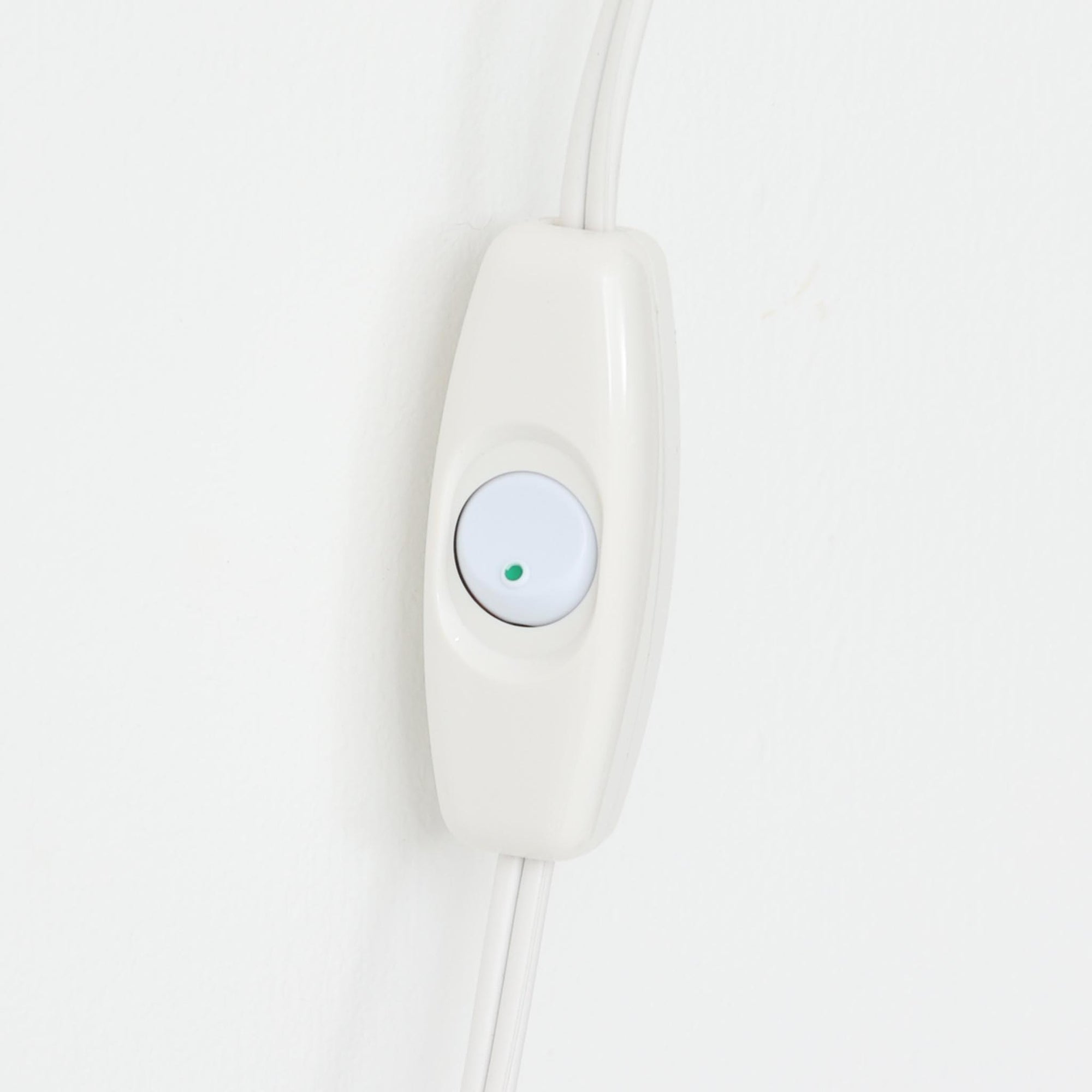 Poul Henningsenがデザインし、Louis Poulsen社から発表されたウォールランプ「PH ハット」直径30cmです。スチール製の半円形シェードは内側を淡いピンク色に仕上げ、点灯時には柔らかで温かみのある光を壁面に広げます。シンプルながら緻密に計算された光の効果はヘニングセンならではの魅力で、寝室や廊下、リビングの補助照明として最適です。1950年代に誕生したモデルは現在でも高く評価されており、ビンテージならではの風合いと希少性を備えています。元々は2サイズ展開で、本品は現行品には存在しない大サイズの希少モデルです。