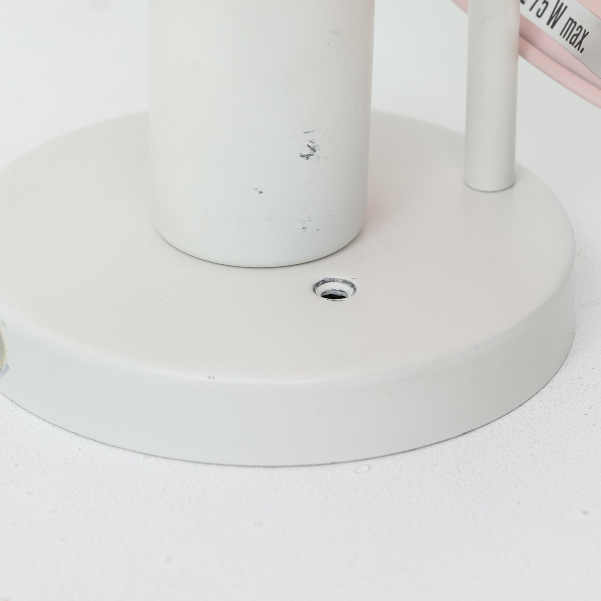 Poul Henningsenがデザインし、Louis Poulsen社から発表されたウォールランプ「PH ハット」直径30cmです。スチール製の半円形シェードは内側を淡いピンク色に仕上げ、点灯時には柔らかで温かみのある光を壁面に広げます。シンプルながら緻密に計算された光の効果はヘニングセンならではの魅力で、寝室や廊下、リビングの補助照明として最適です。1950年代に誕生したモデルは現在でも高く評価されており、ビンテージならではの風合いと希少性を備えています。元々は2サイズ展開で、本品は現行品には存在しない大サイズの希少モデルです。