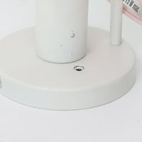 Poul Henningsenがデザインし、Louis Poulsen社から発表されたウォールランプ「PH ハット」直径30cmです。スチール製の半円形シェードは内側を淡いピンク色に仕上げ、点灯時には柔らかで温かみのある光を壁面に広げます。シンプルながら緻密に計算された光の効果はヘニングセンならではの魅力で、寝室や廊下、リビングの補助照明として最適です。1950年代に誕生したモデルは現在でも高く評価されており、ビンテージならではの風合いと希少性を備えています。元々は2サイズ展開で、本品は現行品には存在しない大サイズの希少モデルです。