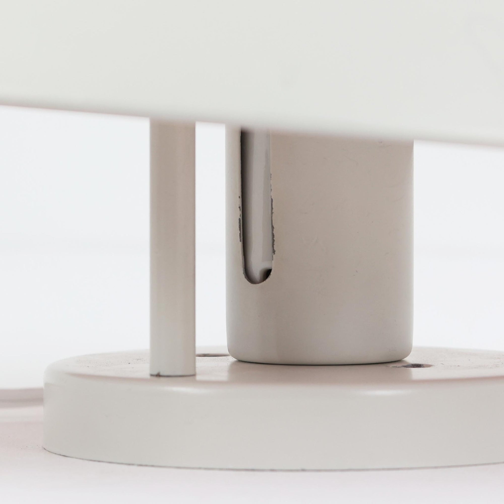 Poul Henningsenがデザインし、Louis Poulsen社から発表されたウォールランプ「PH ハット」直径30cmです。スチール製の半円形シェードは内側を淡いピンク色に仕上げ、点灯時には柔らかで温かみのある光を壁面に広げます。シンプルながら緻密に計算された光の効果はヘニングセンならではの魅力で、寝室や廊下、リビングの補助照明として最適です。1950年代に誕生したモデルは現在でも高く評価されており、ビンテージならではの風合いと希少性を備えています。元々は2サイズ展開で、本品は現行品には存在しない大サイズの希少モデルです。